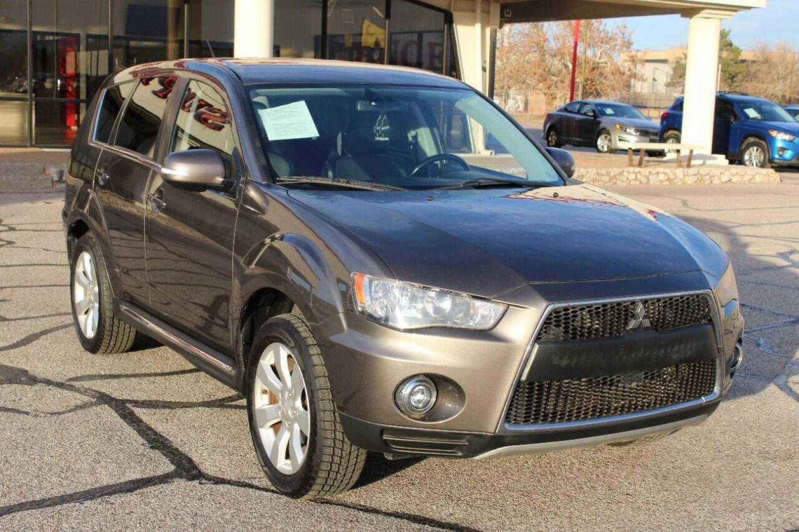 2012 Brown Mitsubishi Outlander SE 2WD (JA4JS4AX8CU) with an 3.0L V6 SOHC 24V engine, Continuously Variable Transmission transmission, located at 4301 NW 39th , Oklahoma City, OK, 73112, (405) 949-5600, 35.512135, -97.598671 - NO DRIVERS LICENCE - NO FULL COVERAGE INSURANCE - NO CREDIT CHECK. COME ON OVER TO SUPERSPORTS AND TAKE A LOOK AND TEST DRIVE PLEASE GIVE US A CALL AT (405) 949-5600. NO LICENCIA DE MANEJAR - NO SEGURO DE COBERTURA TOTAL - NO VERIFICACION DE CREDITO. POR FAVOR VENGAN A SUPERSPOR - Photo#0