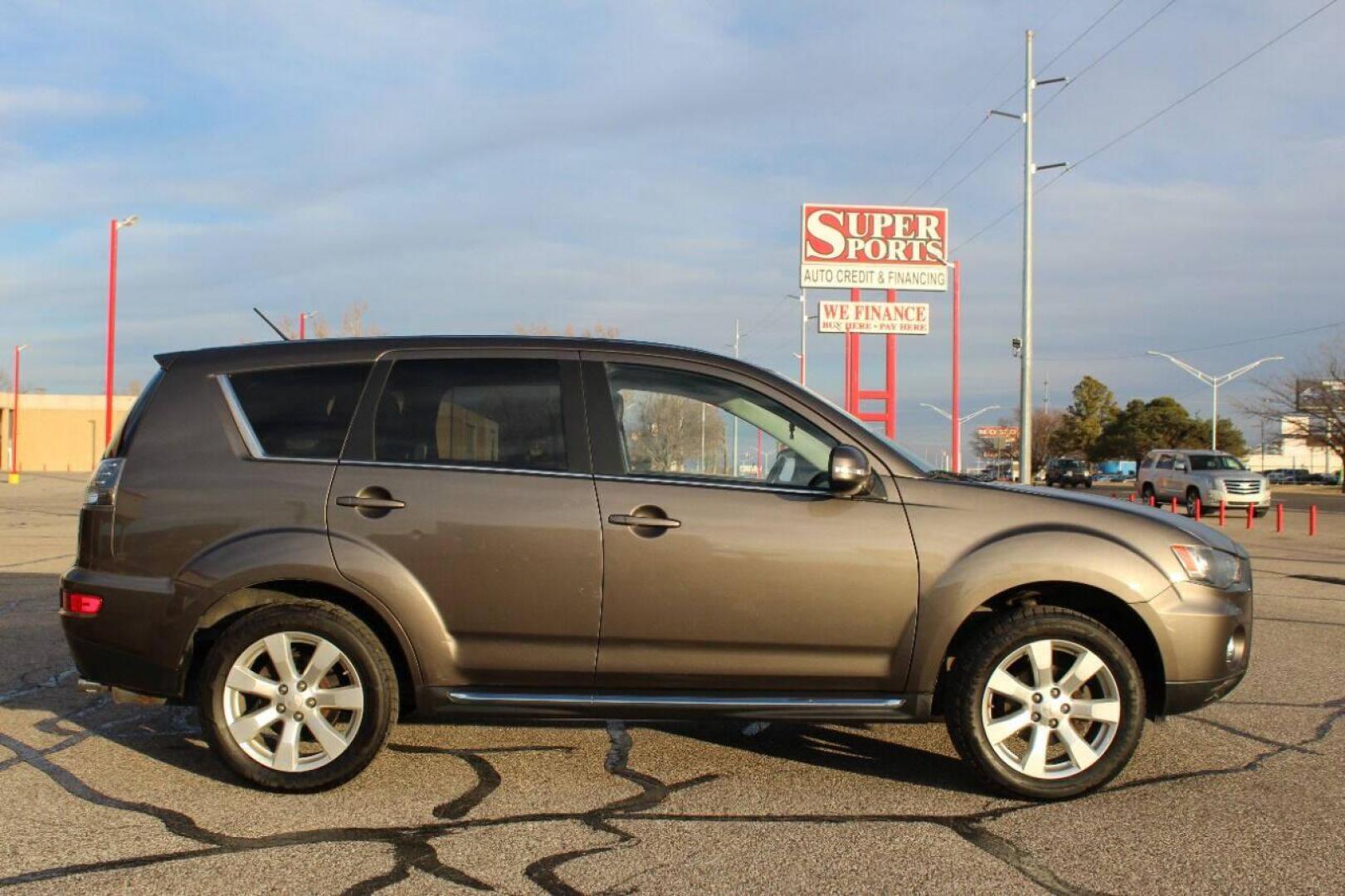 2012 Brown Mitsubishi Outlander SE 2WD (JA4JS4AX8CU) with an 3.0L V6 SOHC 24V engine, Continuously Variable Transmission transmission, located at 4301 NW 39th , Oklahoma City, OK, 73112, (405) 949-5600, 35.512135, -97.598671 - NO DRIVERS LICENCE - NO FULL COVERAGE INSURANCE - NO CREDIT CHECK. COME ON OVER TO SUPERSPORTS AND TAKE A LOOK AND TEST DRIVE PLEASE GIVE US A CALL AT (405) 949-5600. NO LICENCIA DE MANEJAR - NO SEGURO DE COBERTURA TOTAL - NO VERIFICACION DE CREDITO. POR FAVOR VENGAN A SUPERSPOR - Photo#3