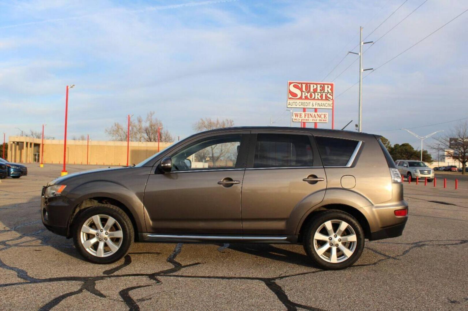 2012 Brown Mitsubishi Outlander SE 2WD (JA4JS4AX8CU) with an 3.0L V6 SOHC 24V engine, Continuously Variable Transmission transmission, located at 4301 NW 39th , Oklahoma City, OK, 73112, (405) 949-5600, 35.512135, -97.598671 - NO DRIVERS LICENCE - NO FULL COVERAGE INSURANCE - NO CREDIT CHECK. COME ON OVER TO SUPERSPORTS AND TAKE A LOOK AND TEST DRIVE PLEASE GIVE US A CALL AT (405) 949-5600. NO LICENCIA DE MANEJAR - NO SEGURO DE COBERTURA TOTAL - NO VERIFICACION DE CREDITO. POR FAVOR VENGAN A SUPERSPOR - Photo#4