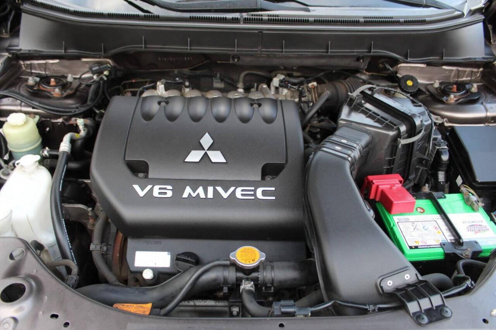 2012 Brown Mitsubishi Outlander SE 2WD (JA4JS4AX8CU) with an 3.0L V6 SOHC 24V engine, Continuously Variable Transmission transmission, located at 4301 NW 39th , Oklahoma City, OK, 73112, (405) 949-5600, 35.512135, -97.598671 - NO DRIVERS LICENCE - NO FULL COVERAGE INSURANCE - NO CREDIT CHECK. COME ON OVER TO SUPERSPORTS AND TAKE A LOOK AND TEST DRIVE PLEASE GIVE US A CALL AT (405) 949-5600. NO LICENCIA DE MANEJAR - NO SEGURO DE COBERTURA TOTAL - NO VERIFICACION DE CREDITO. POR FAVOR VENGAN A SUPERSPOR - Photo#7