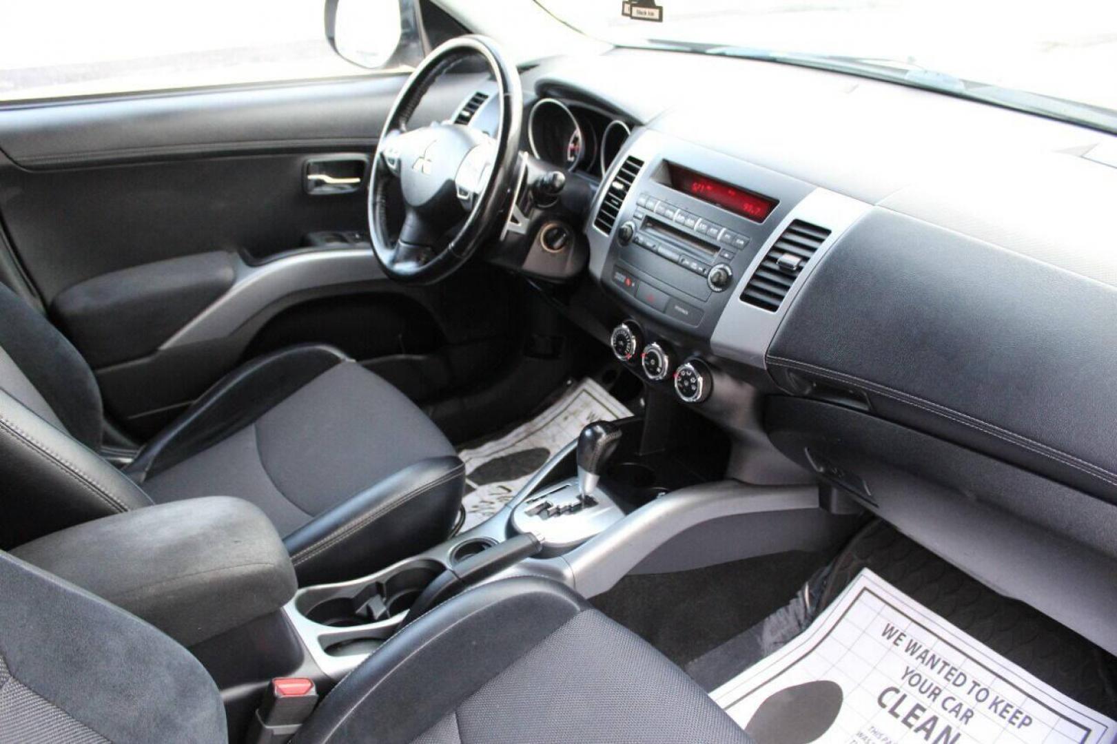 2012 Brown Mitsubishi Outlander SE 2WD (JA4JS4AX8CU) with an 3.0L V6 SOHC 24V engine, Continuously Variable Transmission transmission, located at 4301 NW 39th , Oklahoma City, OK, 73112, (405) 949-5600, 35.512135, -97.598671 - NO DRIVERS LICENCE - NO FULL COVERAGE INSURANCE - NO CREDIT CHECK. COME ON OVER TO SUPERSPORTS AND TAKE A LOOK AND TEST DRIVE PLEASE GIVE US A CALL AT (405) 949-5600. NO LICENCIA DE MANEJAR - NO SEGURO DE COBERTURA TOTAL - NO VERIFICACION DE CREDITO. POR FAVOR VENGAN A SUPERSPOR - Photo#8