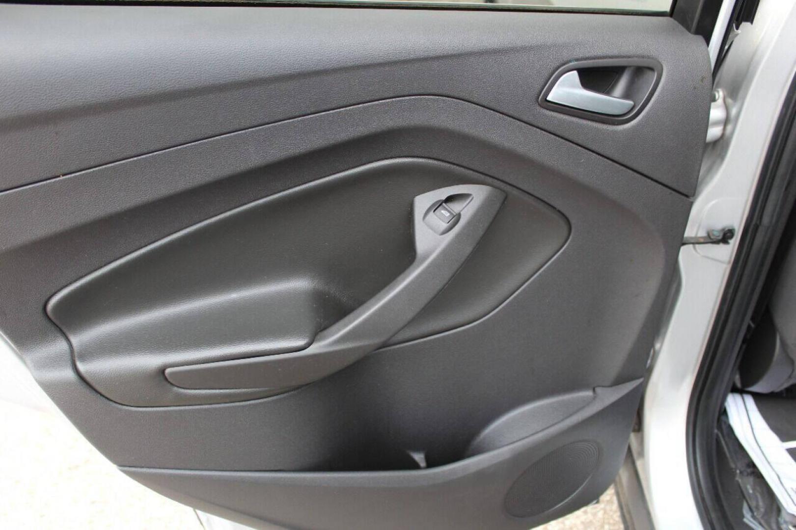2014 Silver Ford Escape SE FWD (1FMCU0GX3EU) with an 1.6L L4 DOHC 16V engine, 6-Speed Automatic transmission, located at 4301 NW 39th , Oklahoma City, OK, 73112, (405) 949-5600, 35.512135, -97.598671 - NO DRIVERS LICENCE NO-FULL COVERAGE INSURANCE-NO CREDIT CHECK. COME ON OVER TO SUPERSPORTS AND TAKE A LOOK AND TEST DRIVE. PLEASE GIVE US A CALL AT (405) 949-5600. NO LICENSIA DE MANEJAR- NO SEGURO DE COBERTURA TOTAL- NO VERIFICACCION DE CREDITO. POR FAVOR VENGAN A SUPERSPORTS, ECHE UN - Photo#15