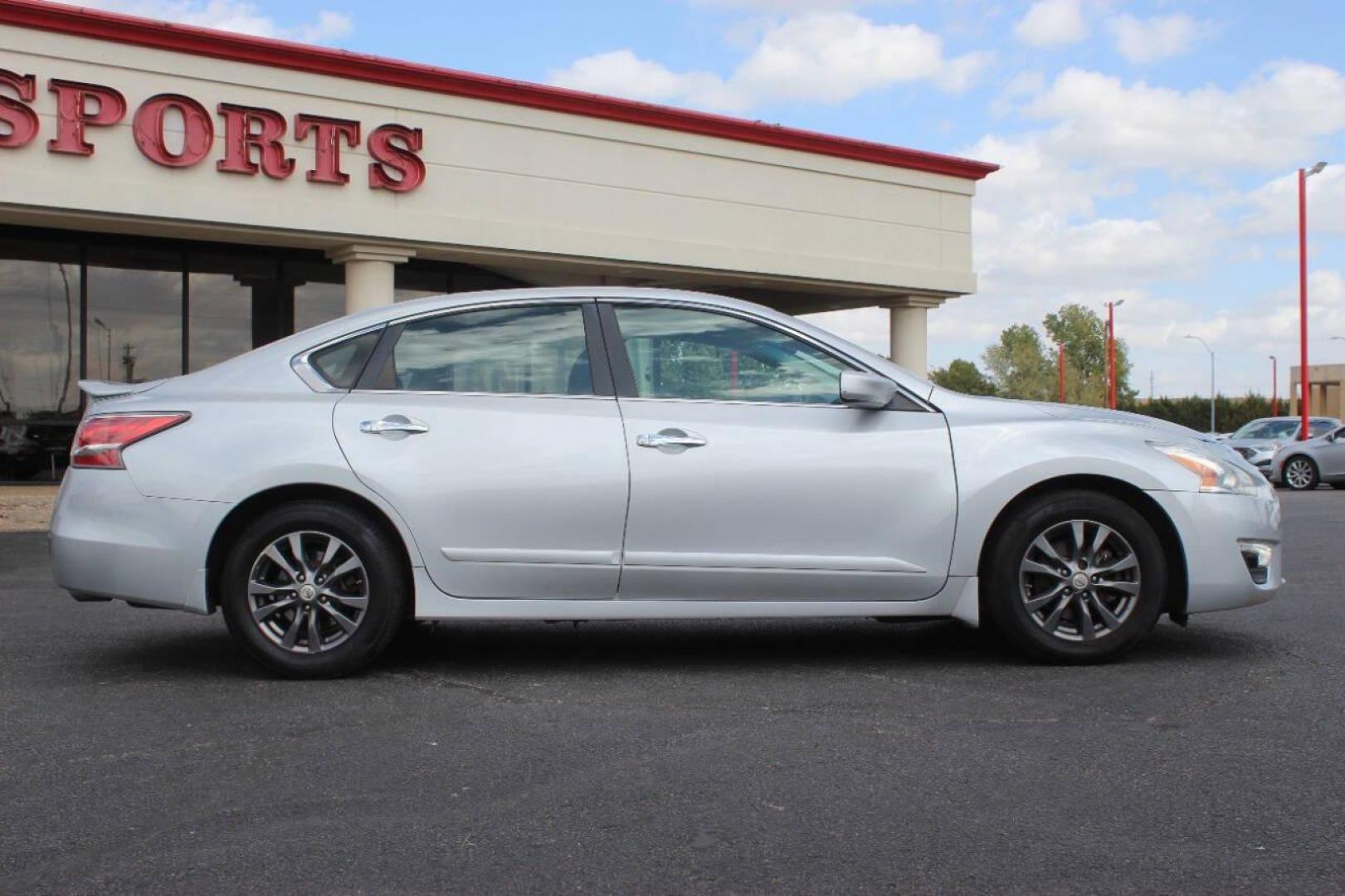 2015 Silver Nissan Altima 2.5 S (1N4AL3AP7FC) with an 2.5L L4 DOHC 16V engine, Continuously Variable Transmission transmission, located at 4301 NW 39th , Oklahoma City, OK, 73112, (405) 949-5600, 35.512135, -97.598671 - NO DRIVERS LICENCE NO-FULL COVERAGE INSURANCE-NO CREDIT CHECK. COME ON OVER TO SUPERSPORTS AND TAKE A LOOK AND TEST DRIVE. PLEASE GIVE US A CALL AT (405) 949-5600. NO LICENSIA DE MANEJAR- NO SEGURO DE COBERTURA TOTAL- NO VERIFICACCION DE CREDITO. POR FAVOR VENGAN A SUPERSPORTS, ECHE UN - Photo#3