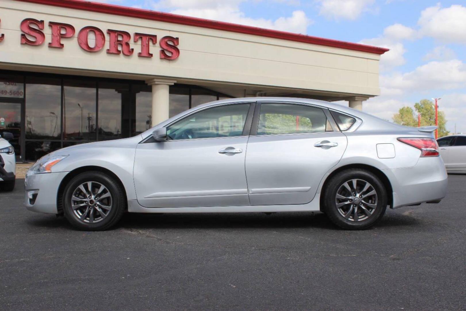 2015 Silver Nissan Altima 2.5 S (1N4AL3AP7FC) with an 2.5L L4 DOHC 16V engine, Continuously Variable Transmission transmission, located at 4301 NW 39th , Oklahoma City, OK, 73112, (405) 949-5600, 35.512135, -97.598671 - NO DRIVERS LICENCE NO-FULL COVERAGE INSURANCE-NO CREDIT CHECK. COME ON OVER TO SUPERSPORTS AND TAKE A LOOK AND TEST DRIVE. PLEASE GIVE US A CALL AT (405) 949-5600. NO LICENSIA DE MANEJAR- NO SEGURO DE COBERTURA TOTAL- NO VERIFICACCION DE CREDITO. POR FAVOR VENGAN A SUPERSPORTS, ECHE UN - Photo#5