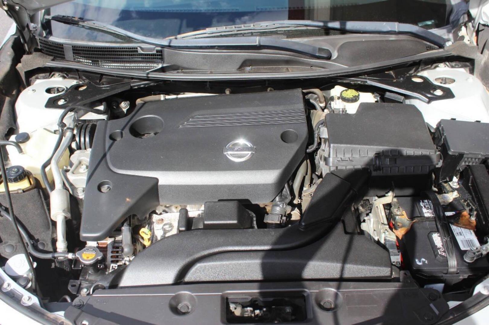 2015 Silver Nissan Altima 2.5 S (1N4AL3AP7FC) with an 2.5L L4 DOHC 16V engine, Continuously Variable Transmission transmission, located at 4301 NW 39th , Oklahoma City, OK, 73112, (405) 949-5600, 35.512135, -97.598671 - NO DRIVERS LICENCE NO-FULL COVERAGE INSURANCE-NO CREDIT CHECK. COME ON OVER TO SUPERSPORTS AND TAKE A LOOK AND TEST DRIVE. PLEASE GIVE US A CALL AT (405) 949-5600. NO LICENSIA DE MANEJAR- NO SEGURO DE COBERTURA TOTAL- NO VERIFICACCION DE CREDITO. POR FAVOR VENGAN A SUPERSPORTS, ECHE UN - Photo#8