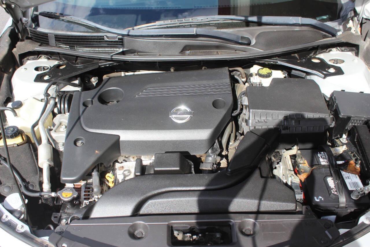 2015 Silver Nissan Altima 2.5 S (1N4AL3AP7FC) with an 2.5L L4 DOHC 16V engine, Continuously Variable Transmission transmission, located at 4301 NW 39th , Oklahoma City, OK, 73112, (405) 949-5600, 35.512135, -97.598671 - NO DRIVERS LICENCE -NO FULL COVERAGE INSURANCE - NO CREDIT CHECK. COME ON OVER TO SUPERSPORTS, TAKE A LOOK AND TEST DRIVE. PLEASE GIVE US A CALL AT (405) 949-5600. NO LICENCIA DE CONDUCIR - NO SEGURO DE COBERTURA TOTAL - NO VERIFICACION DE CREDITO. VISITENOS EN SUPERSPORTS, MIRE NUESTRO - Photo#7