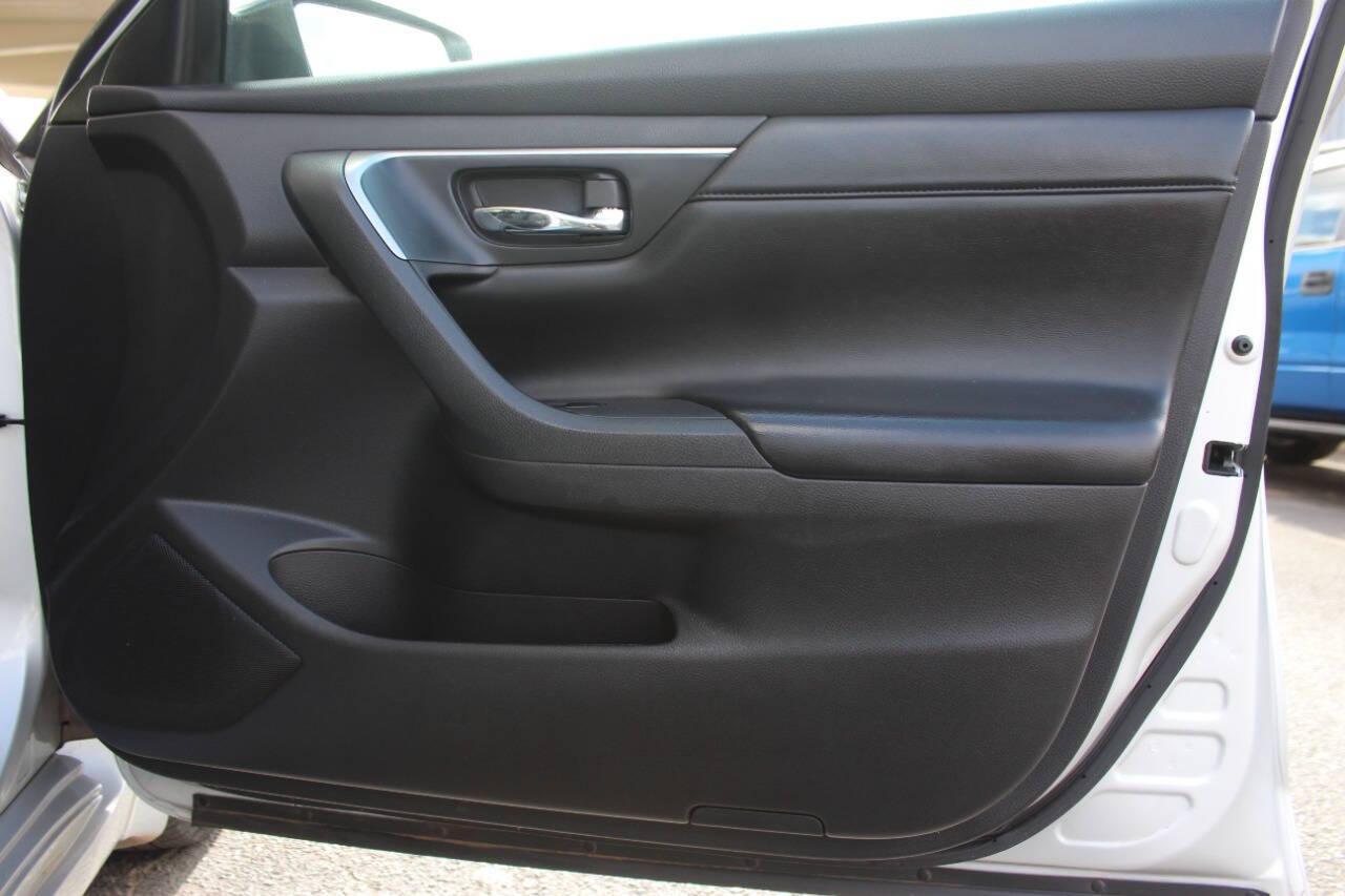 2015 Silver Nissan Altima 2.5 S (1N4AL3AP7FC) with an 2.5L L4 DOHC 16V engine, Continuously Variable Transmission transmission, located at 4301 NW 39th , Oklahoma City, OK, 73112, (405) 949-5600, 35.512135, -97.598671 - NO DRIVERS LICENCE -NO FULL COVERAGE INSURANCE - NO CREDIT CHECK. COME ON OVER TO SUPERSPORTS, TAKE A LOOK AND TEST DRIVE. PLEASE GIVE US A CALL AT (405) 949-5600. NO LICENCIA DE CONDUCIR - NO SEGURO DE COBERTURA TOTAL - NO VERIFICACION DE CREDITO. VISITENOS EN SUPERSPORTS, MIRE NUESTRO - Photo#9