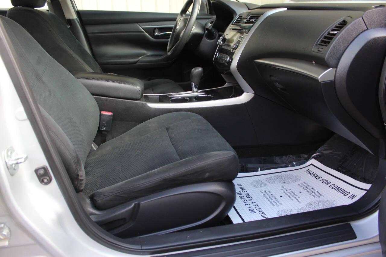 2015 Silver Nissan Altima 2.5 S (1N4AL3AP7FC) with an 2.5L L4 DOHC 16V engine, Continuously Variable Transmission transmission, located at 4301 NW 39th , Oklahoma City, OK, 73112, (405) 949-5600, 35.512135, -97.598671 - NO DRIVERS LICENCE -NO FULL COVERAGE INSURANCE - NO CREDIT CHECK. COME ON OVER TO SUPERSPORTS, TAKE A LOOK AND TEST DRIVE. PLEASE GIVE US A CALL AT (405) 949-5600. NO LICENCIA DE CONDUCIR - NO SEGURO DE COBERTURA TOTAL - NO VERIFICACION DE CREDITO. VISITENOS EN SUPERSPORTS, MIRE NUESTRO - Photo#10