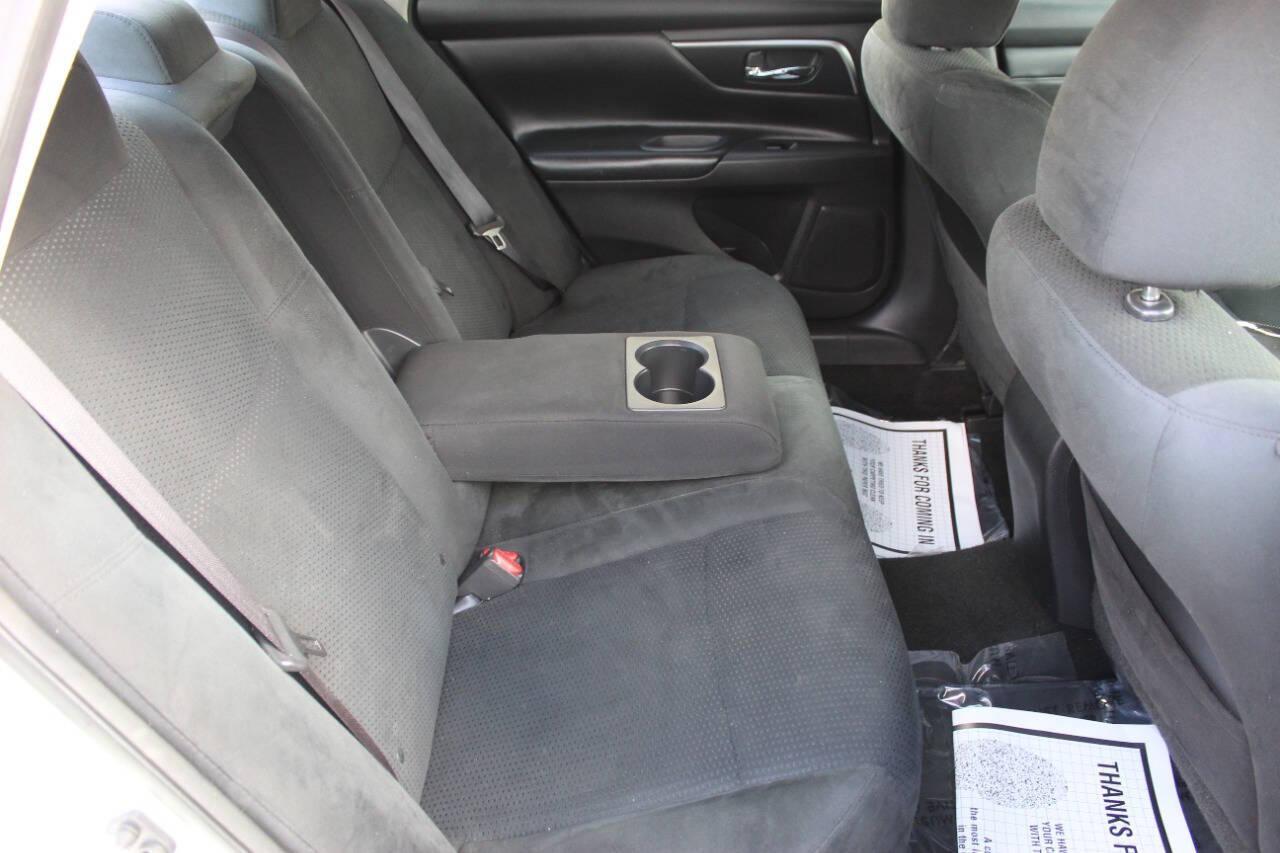 2015 Silver Nissan Altima 2.5 S (1N4AL3AP7FC) with an 2.5L L4 DOHC 16V engine, Continuously Variable Transmission transmission, located at 4301 NW 39th , Oklahoma City, OK, 73112, (405) 949-5600, 35.512135, -97.598671 - NO DRIVERS LICENCE -NO FULL COVERAGE INSURANCE - NO CREDIT CHECK. COME ON OVER TO SUPERSPORTS, TAKE A LOOK AND TEST DRIVE. PLEASE GIVE US A CALL AT (405) 949-5600. NO LICENCIA DE CONDUCIR - NO SEGURO DE COBERTURA TOTAL - NO VERIFICACION DE CREDITO. VISITENOS EN SUPERSPORTS, MIRE NUESTRO - Photo#11