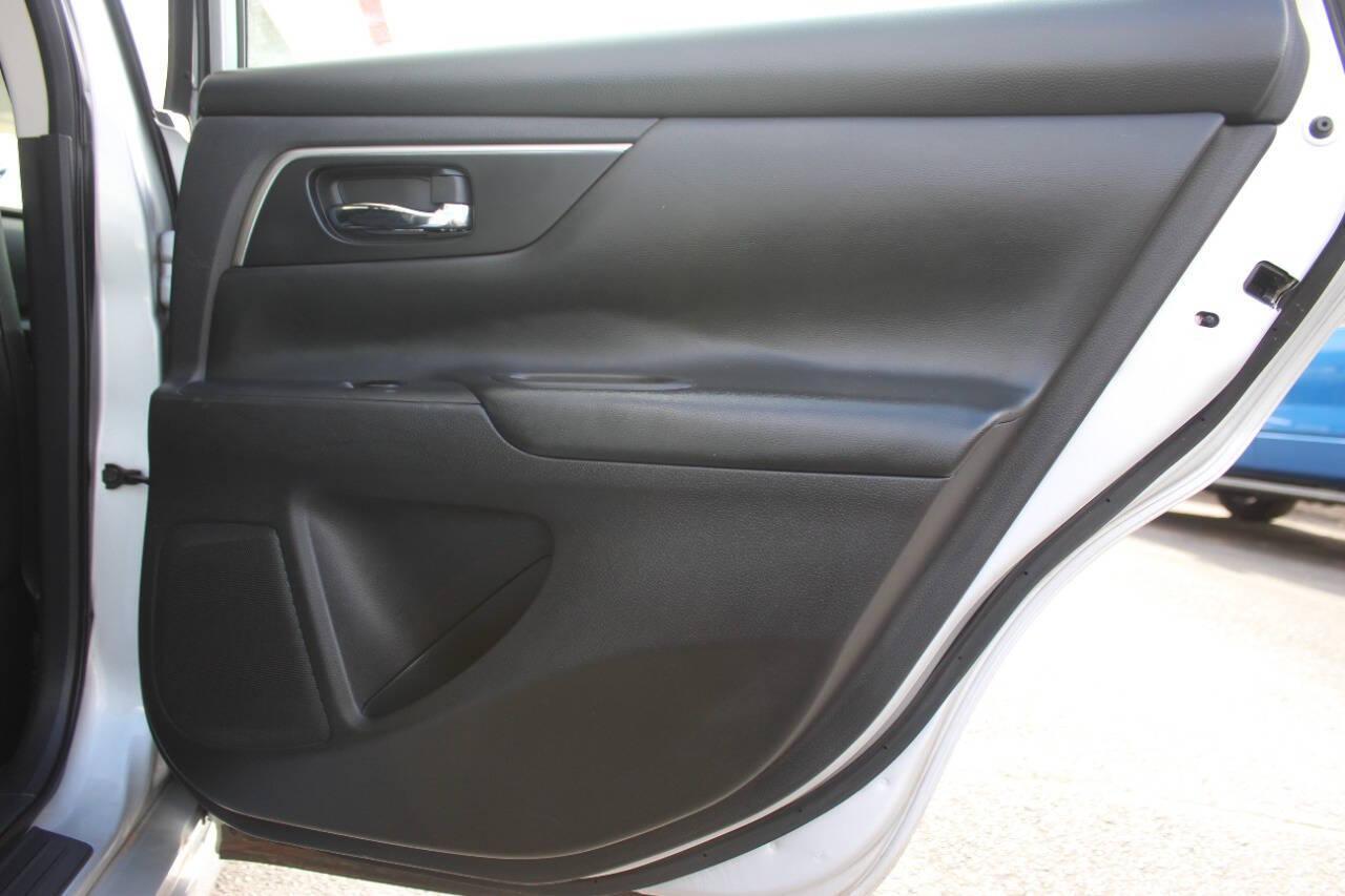 2015 Silver Nissan Altima 2.5 S (1N4AL3AP7FC) with an 2.5L L4 DOHC 16V engine, Continuously Variable Transmission transmission, located at 4301 NW 39th , Oklahoma City, OK, 73112, (405) 949-5600, 35.512135, -97.598671 - NO DRIVERS LICENCE -NO FULL COVERAGE INSURANCE - NO CREDIT CHECK. COME ON OVER TO SUPERSPORTS, TAKE A LOOK AND TEST DRIVE. PLEASE GIVE US A CALL AT (405) 949-5600. NO LICENCIA DE CONDUCIR - NO SEGURO DE COBERTURA TOTAL - NO VERIFICACION DE CREDITO. VISITENOS EN SUPERSPORTS, MIRE NUESTRO - Photo#12