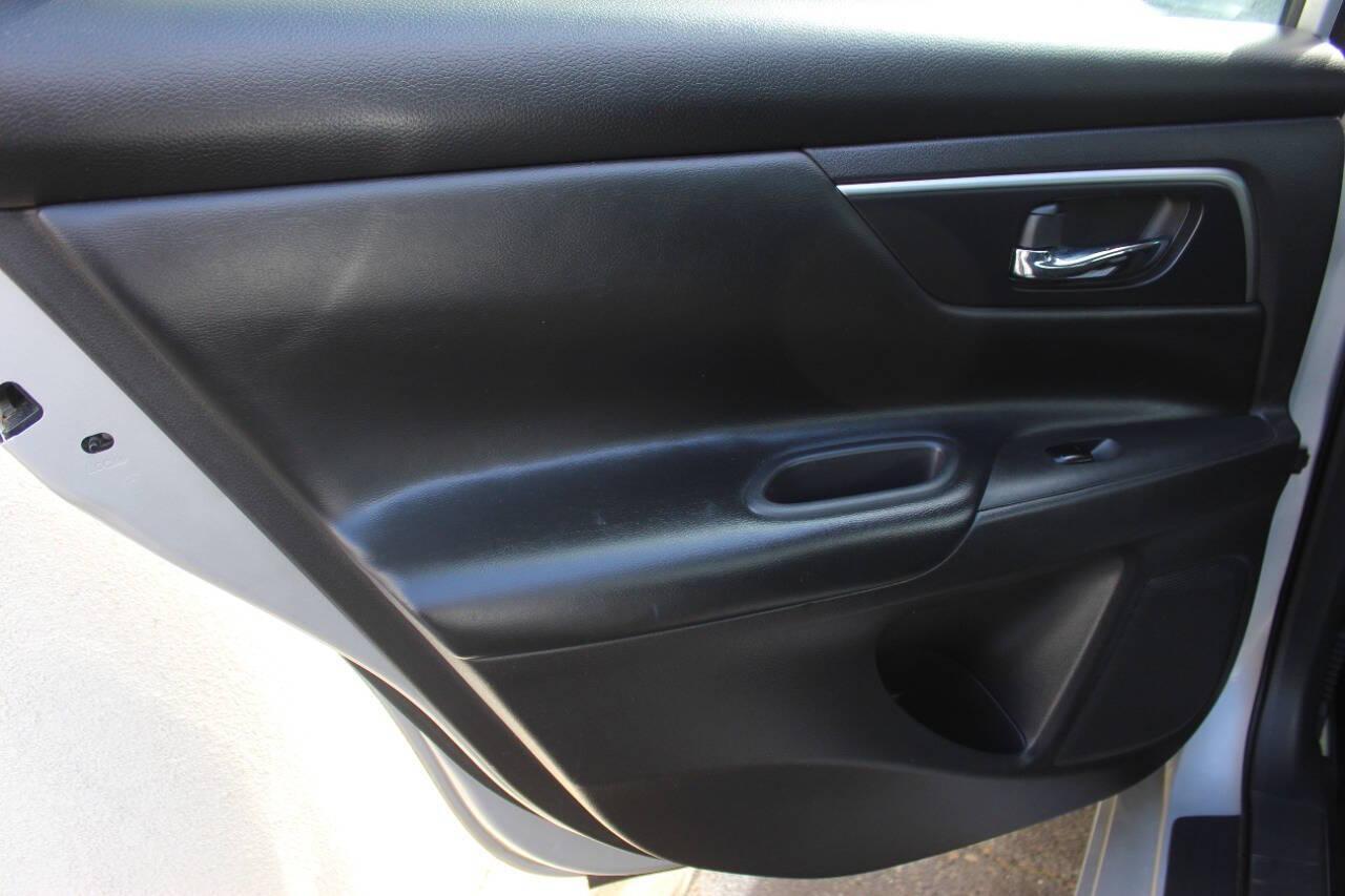 2015 Silver Nissan Altima 2.5 S (1N4AL3AP7FC) with an 2.5L L4 DOHC 16V engine, Continuously Variable Transmission transmission, located at 4301 NW 39th , Oklahoma City, OK, 73112, (405) 949-5600, 35.512135, -97.598671 - NO DRIVERS LICENCE -NO FULL COVERAGE INSURANCE - NO CREDIT CHECK. COME ON OVER TO SUPERSPORTS, TAKE A LOOK AND TEST DRIVE. PLEASE GIVE US A CALL AT (405) 949-5600. NO LICENCIA DE CONDUCIR - NO SEGURO DE COBERTURA TOTAL - NO VERIFICACION DE CREDITO. VISITENOS EN SUPERSPORTS, MIRE NUESTRO - Photo#15