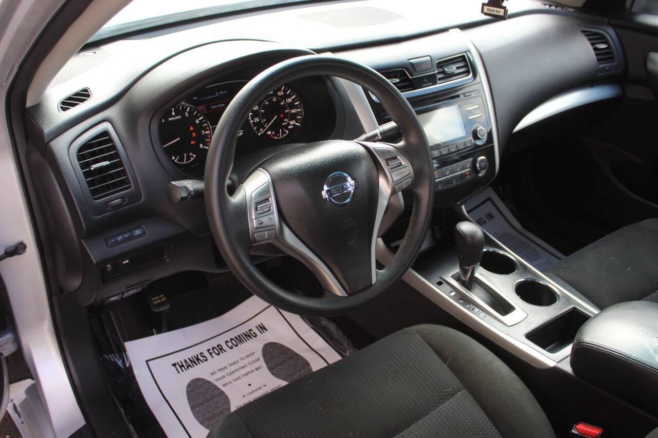 2015 Silver Nissan Altima 2.5 S (1N4AL3AP7FC) with an 2.5L L4 DOHC 16V engine, Continuously Variable Transmission transmission, located at 4301 NW 39th , Oklahoma City, OK, 73112, (405) 949-5600, 35.512135, -97.598671 - NO DRIVERS LICENCE -NO FULL COVERAGE INSURANCE - NO CREDIT CHECK. COME ON OVER TO SUPERSPORTS, TAKE A LOOK AND TEST DRIVE. PLEASE GIVE US A CALL AT (405) 949-5600. NO LICENCIA DE CONDUCIR - NO SEGURO DE COBERTURA TOTAL - NO VERIFICACION DE CREDITO. VISITENOS EN SUPERSPORTS, MIRE NUESTRO - Photo#16