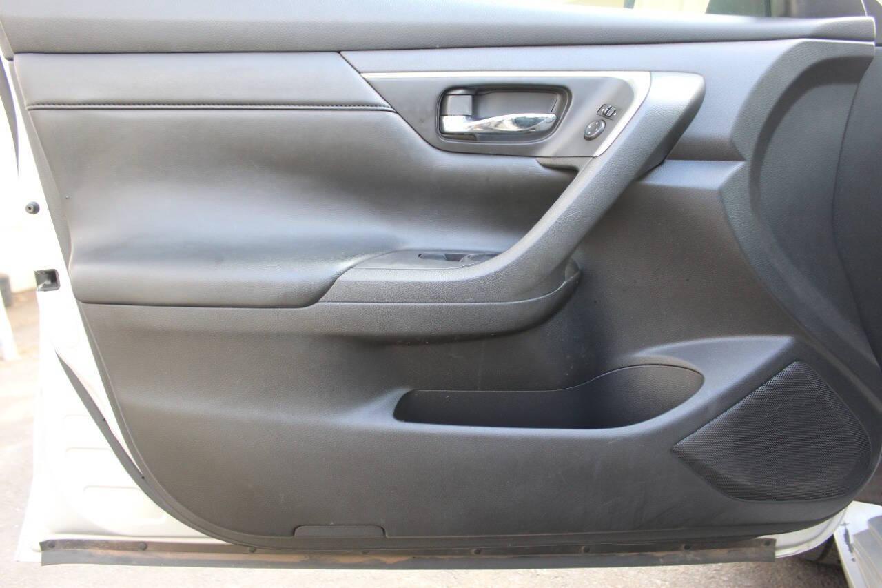 2015 Silver Nissan Altima 2.5 S (1N4AL3AP7FC) with an 2.5L L4 DOHC 16V engine, Continuously Variable Transmission transmission, located at 4301 NW 39th , Oklahoma City, OK, 73112, (405) 949-5600, 35.512135, -97.598671 - NO DRIVERS LICENCE -NO FULL COVERAGE INSURANCE - NO CREDIT CHECK. COME ON OVER TO SUPERSPORTS, TAKE A LOOK AND TEST DRIVE. PLEASE GIVE US A CALL AT (405) 949-5600. NO LICENCIA DE CONDUCIR - NO SEGURO DE COBERTURA TOTAL - NO VERIFICACION DE CREDITO. VISITENOS EN SUPERSPORTS, MIRE NUESTRO - Photo#17