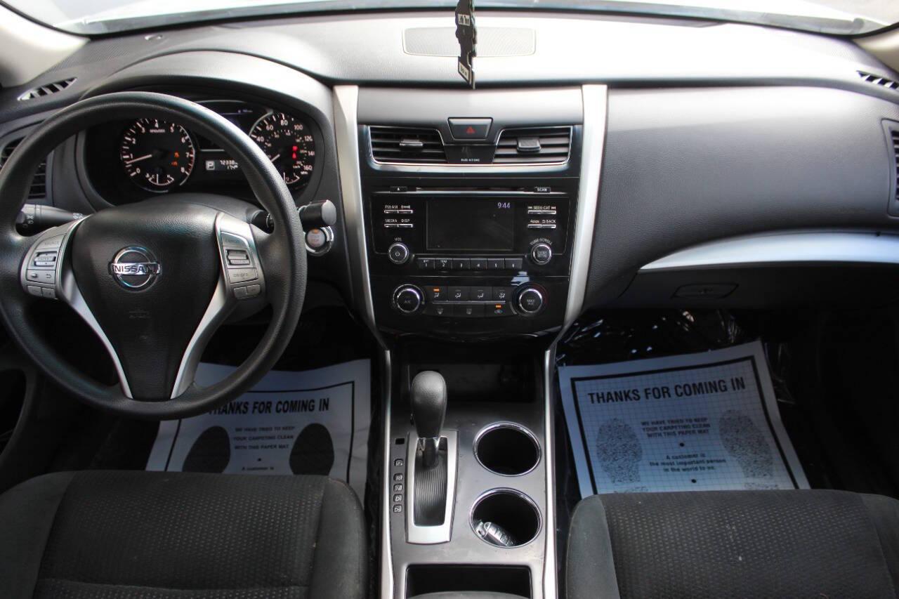 2015 Silver Nissan Altima 2.5 S (1N4AL3AP7FC) with an 2.5L L4 DOHC 16V engine, Continuously Variable Transmission transmission, located at 4301 NW 39th , Oklahoma City, OK, 73112, (405) 949-5600, 35.512135, -97.598671 - NO DRIVERS LICENCE -NO FULL COVERAGE INSURANCE - NO CREDIT CHECK. COME ON OVER TO SUPERSPORTS, TAKE A LOOK AND TEST DRIVE. PLEASE GIVE US A CALL AT (405) 949-5600. NO LICENCIA DE CONDUCIR - NO SEGURO DE COBERTURA TOTAL - NO VERIFICACION DE CREDITO. VISITENOS EN SUPERSPORTS, MIRE NUESTRO - Photo#18