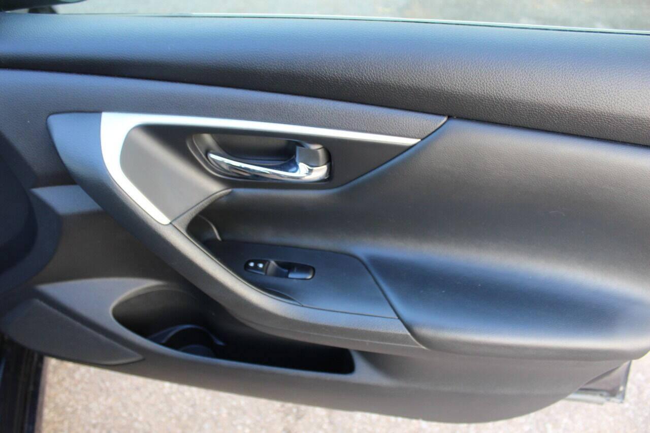 2018 Charcoal Nissan Altima 2.5 (1N4AL3AP4JC) with an 2.5L L4 DOHC 16V engine, CVT transmission, located at 4301 NW 39th , Oklahoma City, OK, 73112, (405) 949-5600, 35.512135, -97.598671 - NO DRIVERS LICENCE NO-FULL COVERAGE INSURANCE-NO CREDIT CHECK. COME ON OVER TO SUPERSPORTS AND TAKE A LOOK AND TEST DRIVE. PLEASE GIVE US A CALL AT (405) 949-5600. NO LICENCIA DE MANEJAR- NO SEGURO DE COBERTURA TOTAL- NO VERIFICACION DE CREDITO. POR FAVOR VENGAN A SUPERSPORTS, ECHE UN V - Photo#18