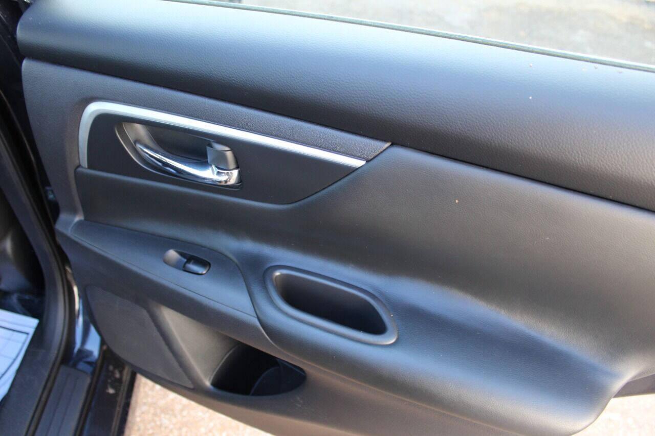 2018 Charcoal Nissan Altima 2.5 (1N4AL3AP4JC) with an 2.5L L4 DOHC 16V engine, CVT transmission, located at 4301 NW 39th , Oklahoma City, OK, 73112, (405) 949-5600, 35.512135, -97.598671 - NO DRIVERS LICENCE NO-FULL COVERAGE INSURANCE-NO CREDIT CHECK. COME ON OVER TO SUPERSPORTS AND TAKE A LOOK AND TEST DRIVE. PLEASE GIVE US A CALL AT (405) 949-5600. NO LICENCIA DE MANEJAR- NO SEGURO DE COBERTURA TOTAL- NO VERIFICACION DE CREDITO. POR FAVOR VENGAN A SUPERSPORTS, ECHE UN V - Photo#23