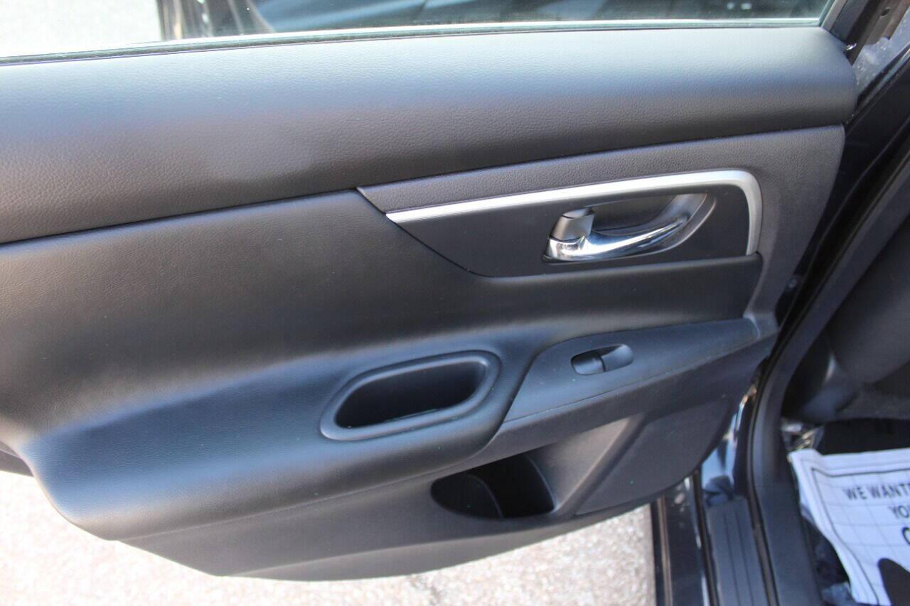 2018 Charcoal Nissan Altima 2.5 (1N4AL3AP4JC) with an 2.5L L4 DOHC 16V engine, CVT transmission, located at 4301 NW 39th , Oklahoma City, OK, 73112, (405) 949-5600, 35.512135, -97.598671 - NO DRIVERS LICENCE NO-FULL COVERAGE INSURANCE-NO CREDIT CHECK. COME ON OVER TO SUPERSPORTS AND TAKE A LOOK AND TEST DRIVE. PLEASE GIVE US A CALL AT (405) 949-5600. NO LICENCIA DE MANEJAR- NO SEGURO DE COBERTURA TOTAL- NO VERIFICACION DE CREDITO. POR FAVOR VENGAN A SUPERSPORTS, ECHE UN V - Photo#27