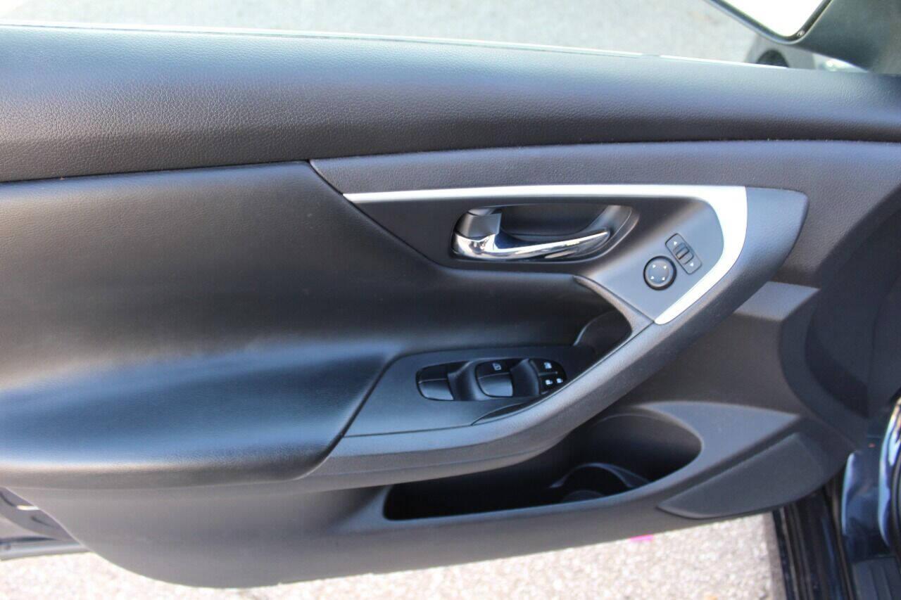 2018 Charcoal Nissan Altima 2.5 (1N4AL3AP4JC) with an 2.5L L4 DOHC 16V engine, CVT transmission, located at 4301 NW 39th , Oklahoma City, OK, 73112, (405) 949-5600, 35.512135, -97.598671 - NO DRIVERS LICENCE NO-FULL COVERAGE INSURANCE-NO CREDIT CHECK. COME ON OVER TO SUPERSPORTS AND TAKE A LOOK AND TEST DRIVE. PLEASE GIVE US A CALL AT (405) 949-5600. NO LICENCIA DE MANEJAR- NO SEGURO DE COBERTURA TOTAL- NO VERIFICACION DE CREDITO. POR FAVOR VENGAN A SUPERSPORTS, ECHE UN V - Photo#29