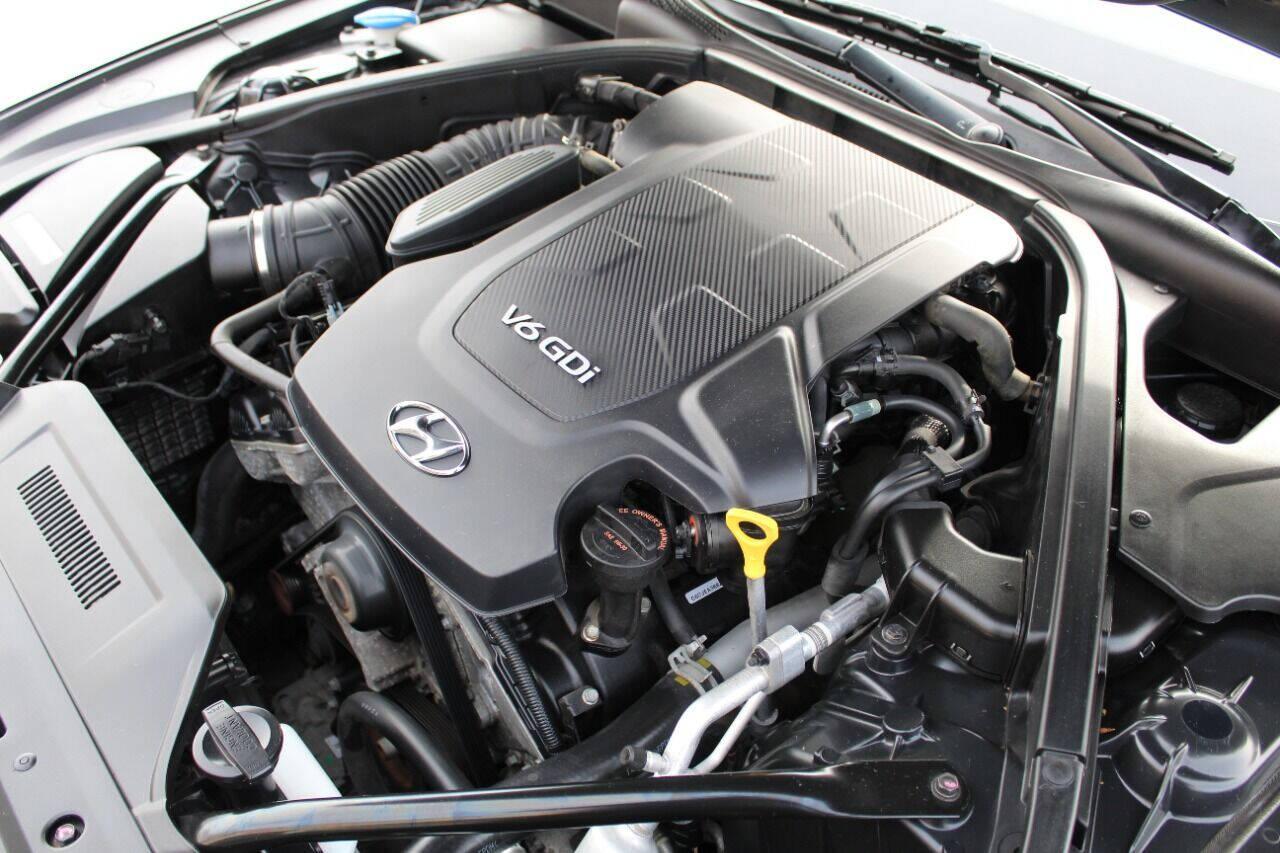 2015 Black Hyundai Genesis 3.8L (KMHGN4JE4FU) with an 3.8L V6 3.8L V6 engine, Automatic 8-Speed transmission, located at 4301 NW 39th , Oklahoma City, OK, 73112, (405) 949-5600, 35.512135, -97.598671 - NO DRIVERS LICENCE NO-FULL COVERAGE INSURANCE-NO CREDIT CHECK. COME ON OVER TO SUPERSPORTS AND TAKE A LOOK AND TEST DRIVE PLEASE GIVE US A CALL AT (405) 949-5600. NO LICENSIA DE MANEJAR- NO SEGURO DE COBERTURA TOTAL- NO VERIFICACCION DE CREDITO. POR FAVOR VENGAN A SUPERSPORTS, ECHE UN VIS - Photo#8