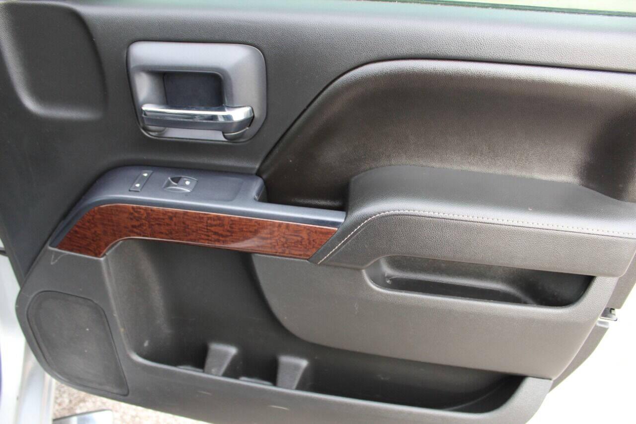 2015 Silver GMC Sierra 1500 SLE Crew Cab Long Box 2WD (3GTP1UEC7FG) with an 5.3L V8 OHV 16V engine, 6-Speed Automatic transmission, located at 4301 NW 39th , Oklahoma City, OK, 73112, (405) 949-5600, 35.512135, -97.598671 - Photo#17