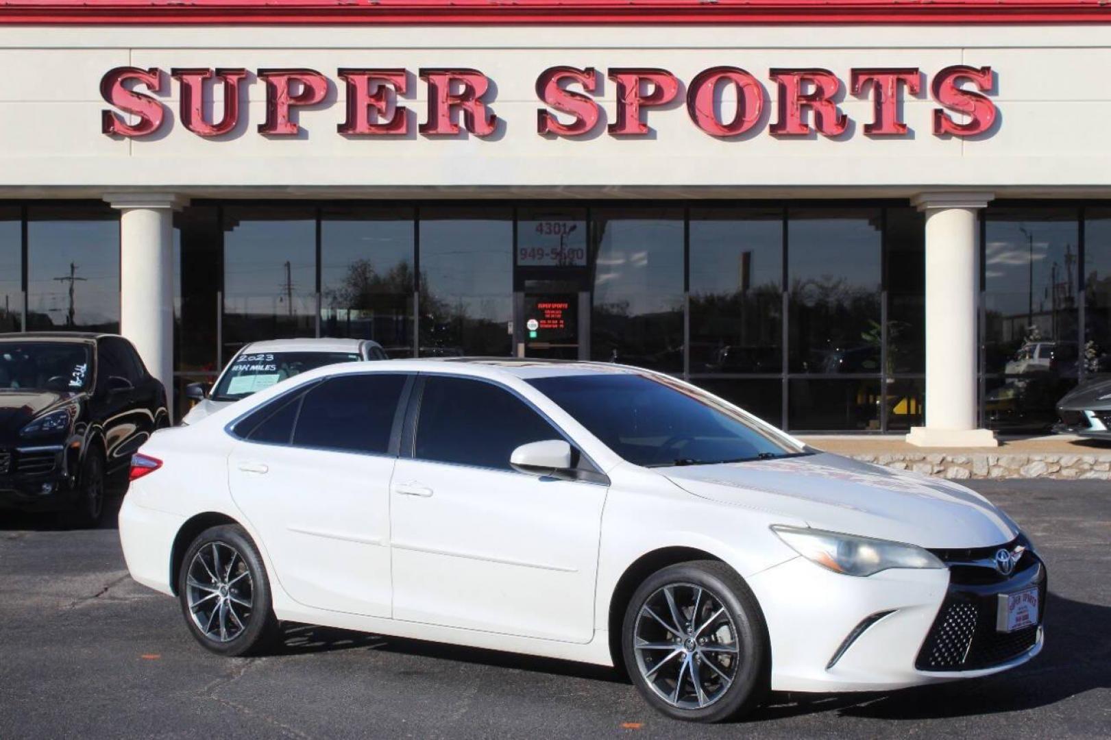 2015 White Toyota Camry SE (4T1BF1FK3FU) with an 2.5L L4 DOHC 16V engine, 6-Speed Automatic transmission, located at 4301 NW 39th , Oklahoma City, OK, 73112, (405) 949-5600, 35.512135, -97.598671 - NO DRIVERS LICENCE NO-FULL COVERAGE INSURANCE-NO CREDIT CHECK. COME ON OVER TO SUPERSPORTS AND TAKE A LOOK AND TEST DRIVE. PLEASE GIVE US A CALL AT (405) 949-5600. NO LICENSIA DE MANEJAR- NO SEGURO DE COBERTURA TOTAL- NO VERIFICACCION DE CREDITO. POR FAVOR VENGAN A SUPERSPORTS, ECHE UN - Photo#2