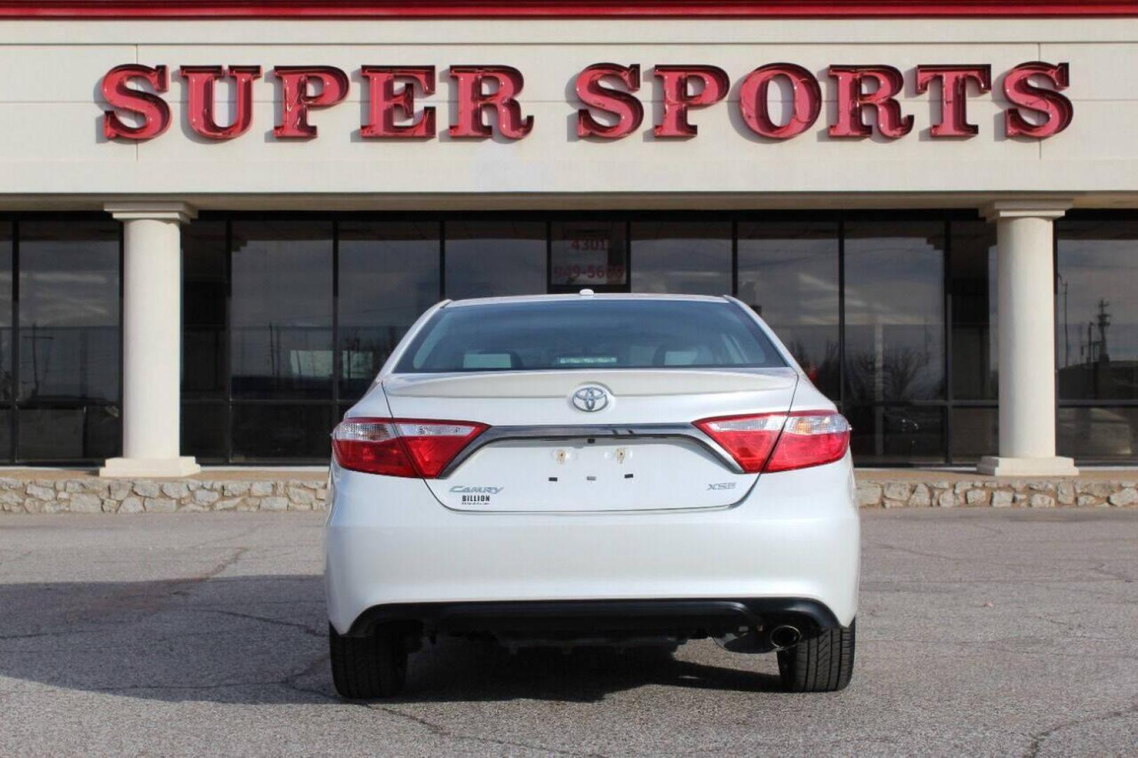 2015 White Toyota Camry SE (4T1BF1FK3FU) with an 2.5L L4 DOHC 16V engine, 6-Speed Automatic transmission, located at 4301 NW 39th , Oklahoma City, OK, 73112, (405) 949-5600, 35.512135, -97.598671 - NO DRIVERS LICENCE NO-FULL COVERAGE INSURANCE-NO CREDIT CHECK. COME ON OVER TO SUPERSPORTS AND TAKE A LOOK AND TEST DRIVE. PLEASE GIVE US A CALL AT (405) 949-5600. NO LICENSIA DE MANEJAR- NO SEGURO DE COBERTURA TOTAL- NO VERIFICACCION DE CREDITO. POR FAVOR VENGAN A SUPERSPORTS, ECHE UN - Photo#3