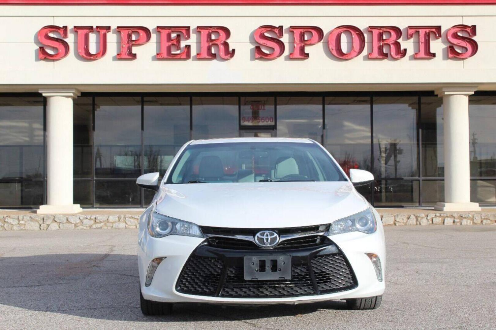 2015 White Toyota Camry SE (4T1BF1FK3FU) with an 2.5L L4 DOHC 16V engine, 6-Speed Automatic transmission, located at 4301 NW 39th , Oklahoma City, OK, 73112, (405) 949-5600, 35.512135, -97.598671 - NO DRIVERS LICENCE NO-FULL COVERAGE INSURANCE-NO CREDIT CHECK. COME ON OVER TO SUPERSPORTS AND TAKE A LOOK AND TEST DRIVE. PLEASE GIVE US A CALL AT (405) 949-5600. NO LICENSIA DE MANEJAR- NO SEGURO DE COBERTURA TOTAL- NO VERIFICACCION DE CREDITO. POR FAVOR VENGAN A SUPERSPORTS, ECHE UN - Photo#4