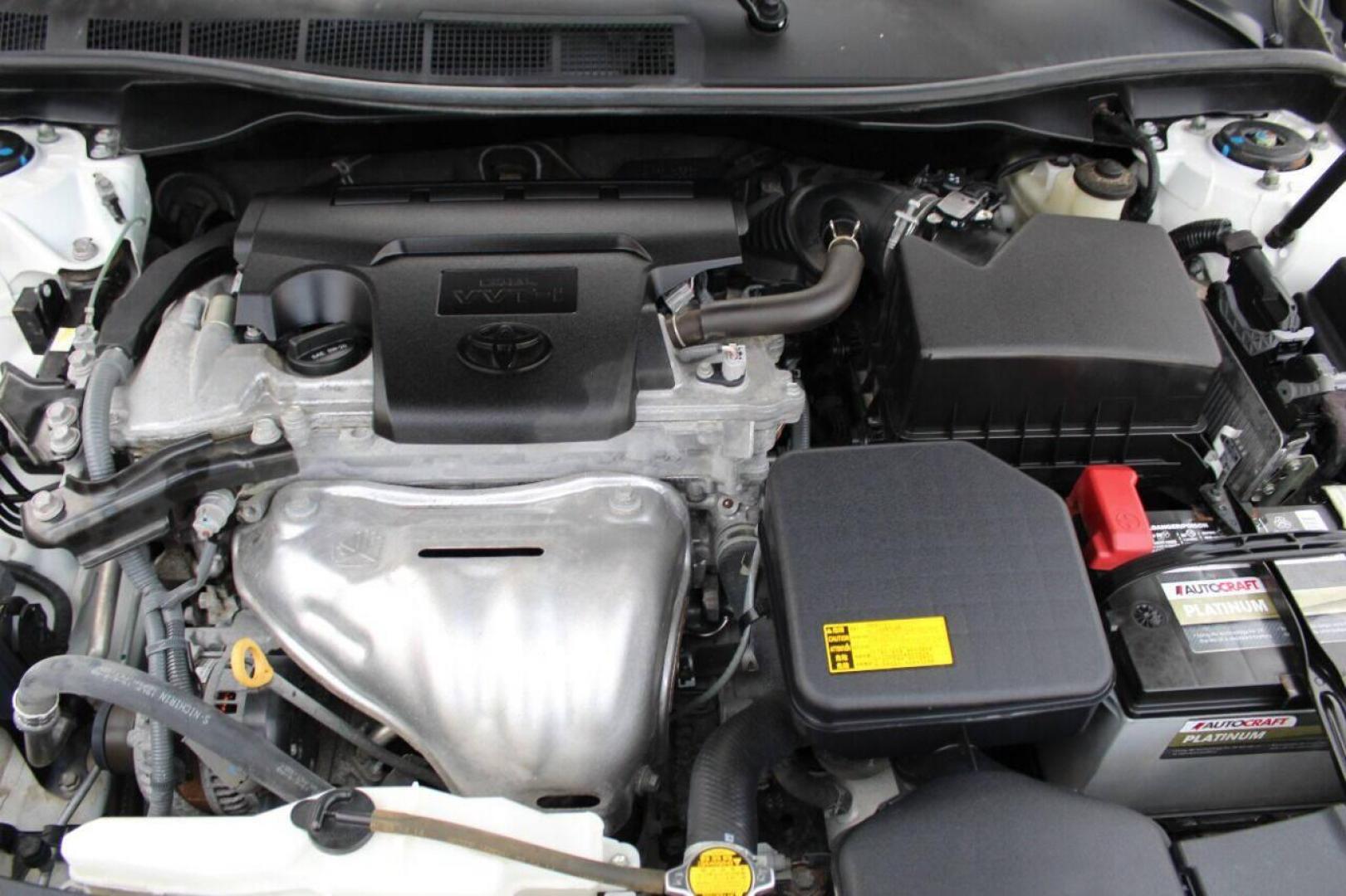 2015 White Toyota Camry SE (4T1BF1FK3FU) with an 2.5L L4 DOHC 16V engine, 6-Speed Automatic transmission, located at 4301 NW 39th , Oklahoma City, OK, 73112, (405) 949-5600, 35.512135, -97.598671 - NO DRIVERS LICENCE NO-FULL COVERAGE INSURANCE-NO CREDIT CHECK. COME ON OVER TO SUPERSPORTS AND TAKE A LOOK AND TEST DRIVE. PLEASE GIVE US A CALL AT (405) 949-5600. NO LICENSIA DE MANEJAR- NO SEGURO DE COBERTURA TOTAL- NO VERIFICACCION DE CREDITO. POR FAVOR VENGAN A SUPERSPORTS, ECHE UN - Photo#5