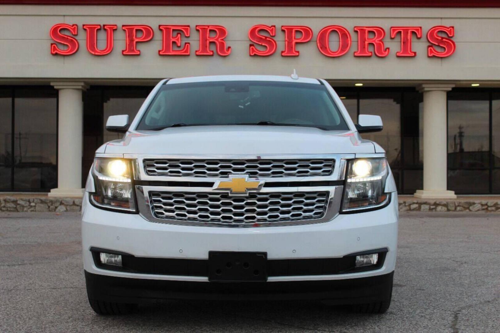 2018 White Chevrolet Tahoe LT 2WD (1GNSCBKC8JR) with an 5.3L V8 5.3L V8 engine, Automatic 6-Speed transmission, located at 4301 NW 39th , Oklahoma City, OK, 73112, (405) 949-5600, 35.512135, -97.598671 - Photo#0
