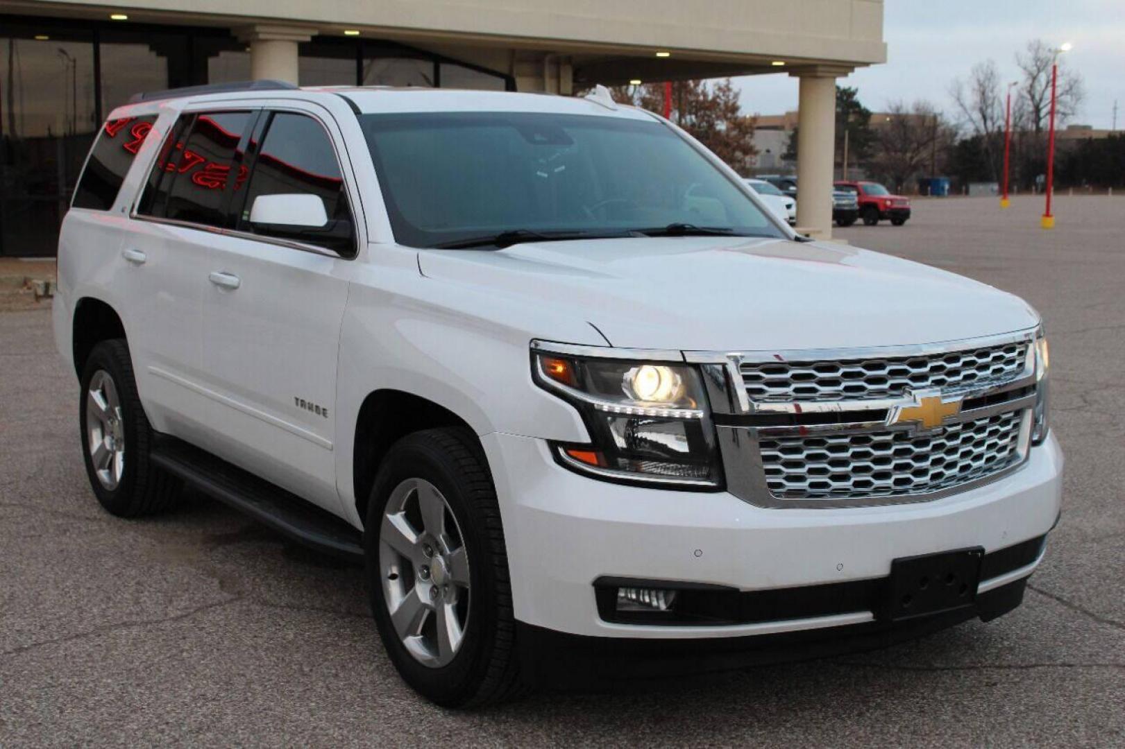 2018 White Chevrolet Tahoe LT 2WD (1GNSCBKC8JR) with an 5.3L V8 5.3L V8 engine, Automatic 6-Speed transmission, located at 4301 NW 39th , Oklahoma City, OK, 73112, (405) 949-5600, 35.512135, -97.598671 - Photo#2