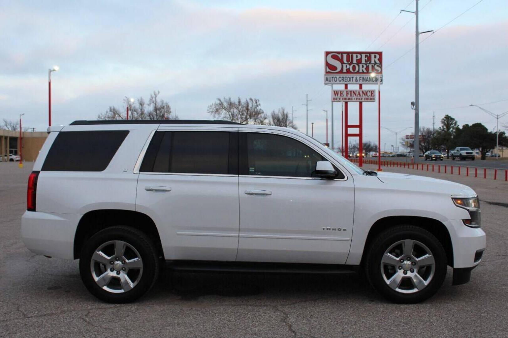 2018 White Chevrolet Tahoe LT 2WD (1GNSCBKC8JR) with an 5.3L V8 5.3L V8 engine, Automatic 6-Speed transmission, located at 4301 NW 39th , Oklahoma City, OK, 73112, (405) 949-5600, 35.512135, -97.598671 - Photo#3
