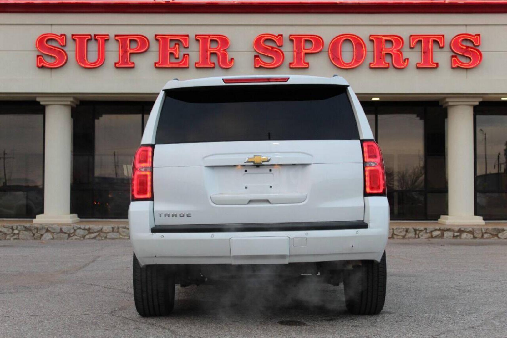 2018 White Chevrolet Tahoe LT 2WD (1GNSCBKC8JR) with an 5.3L V8 5.3L V8 engine, Automatic 6-Speed transmission, located at 4301 NW 39th , Oklahoma City, OK, 73112, (405) 949-5600, 35.512135, -97.598671 - Photo#4