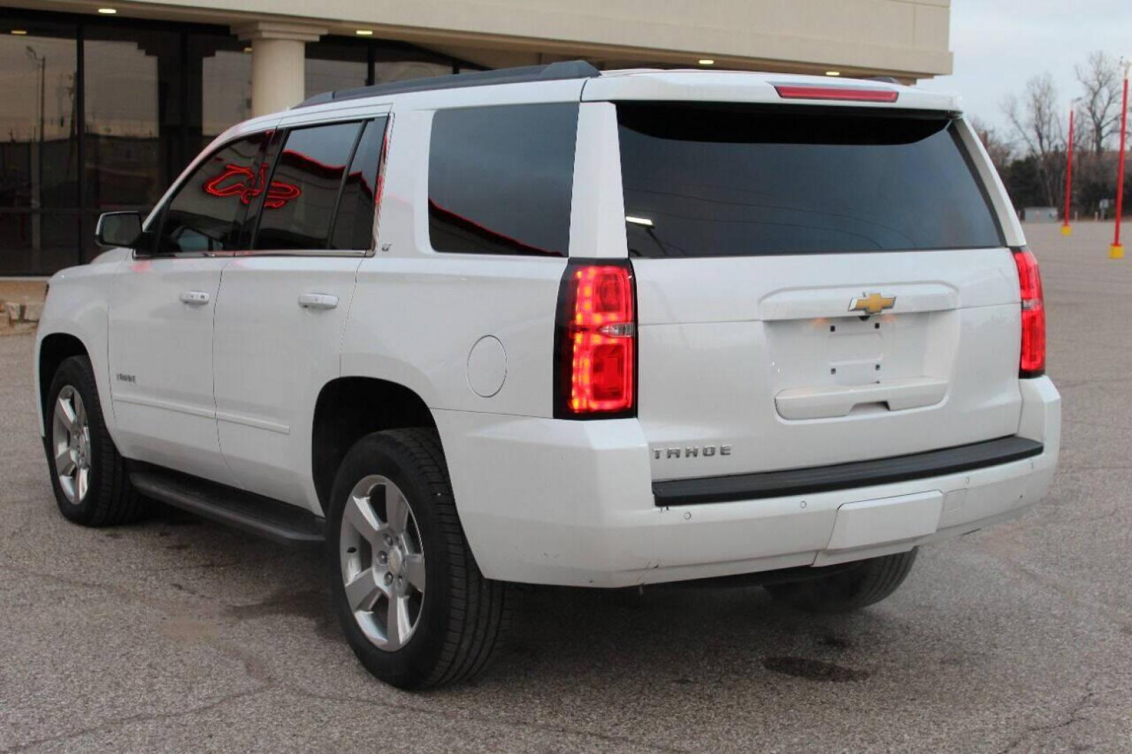 2018 White Chevrolet Tahoe LT 2WD (1GNSCBKC8JR) with an 5.3L V8 5.3L V8 engine, Automatic 6-Speed transmission, located at 4301 NW 39th , Oklahoma City, OK, 73112, (405) 949-5600, 35.512135, -97.598671 - Photo#5