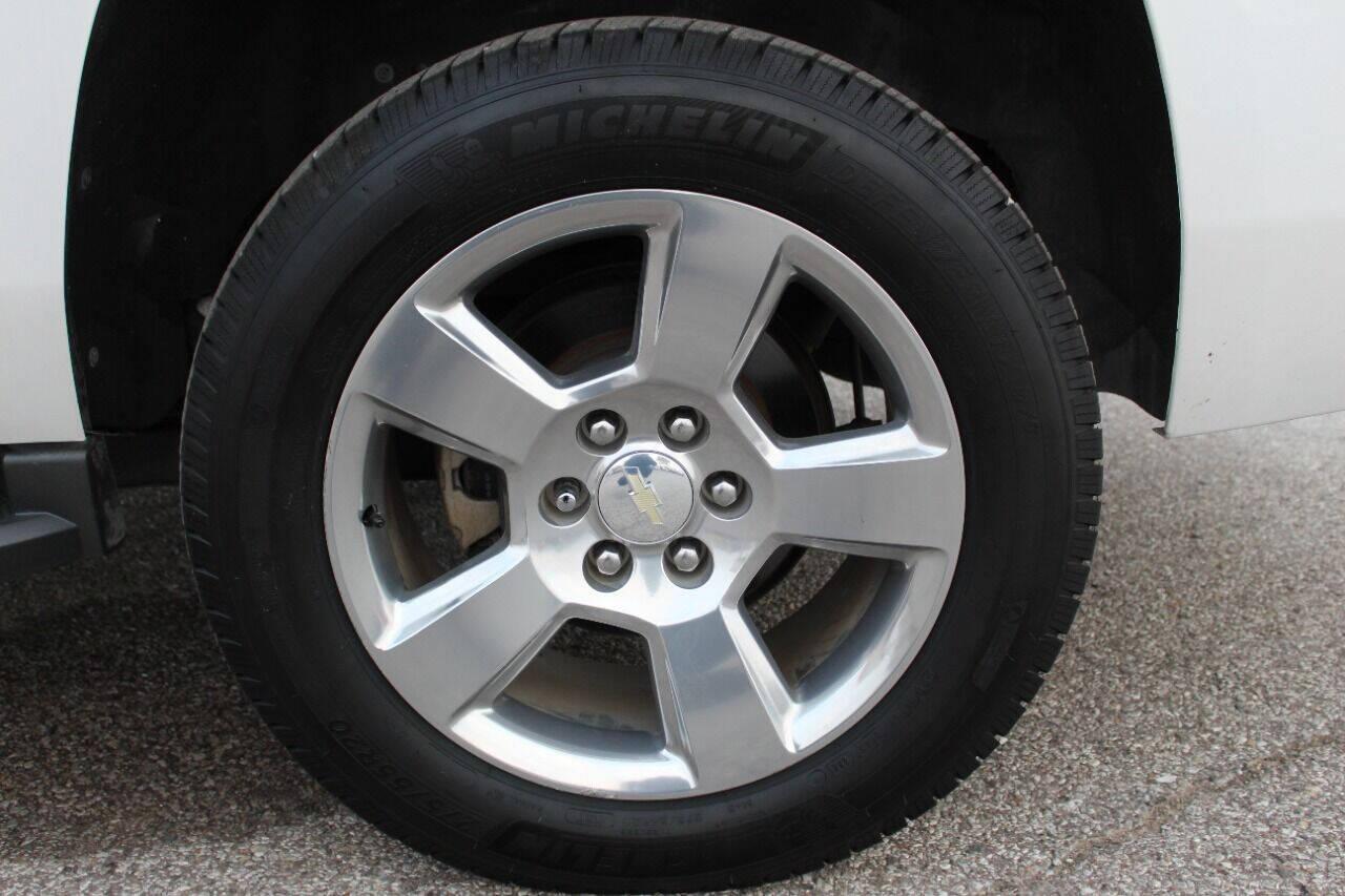 2018 White Chevrolet Tahoe LT 2WD (1GNSCBKC8JR) with an 5.3L V8 5.3L V8 engine, Automatic 6-Speed transmission, located at 4301 NW 39th , Oklahoma City, OK, 73112, (405) 949-5600, 35.512135, -97.598671 - NO DRIVERS LICENCE NO-FULL COVERAGE INSURANCE-NO CREDIT CHECK. COME ON OVER TO SUPERSPORTS AND TAKE A LOOK AND TEST DRIVE PLEASE GIVE US A CALL AT (405) 949-5600. NO LICENSIA DE MANEJAR- NO SEGURO DE COBERTURA TOTAL- NO VERIFICACCION DE CREDITO. POR FAVOR VENGAN A SUPERSPORTS, E - Photo#7