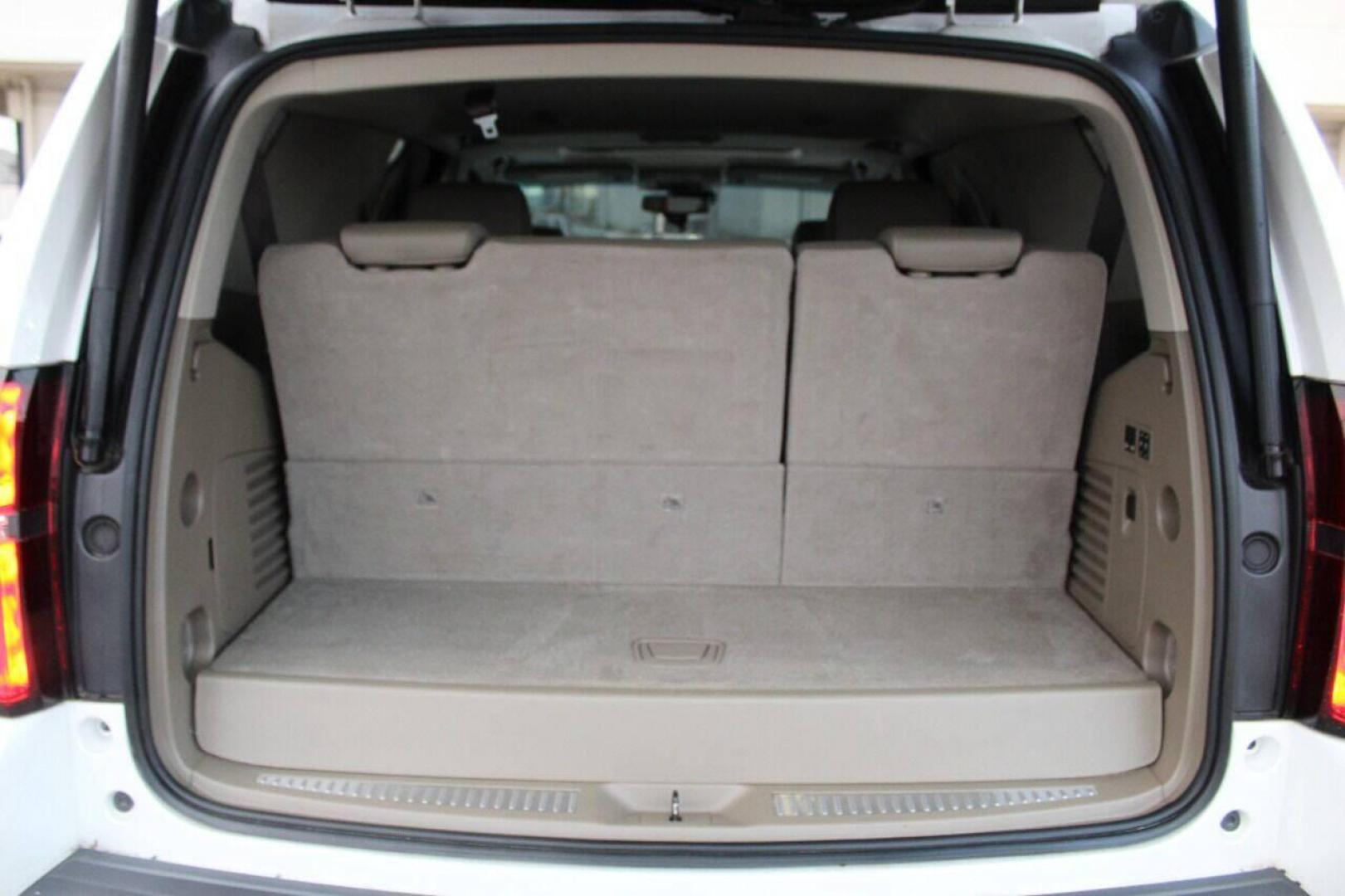 2018 White Chevrolet Tahoe LT 2WD (1GNSCBKC8JR) with an 5.3L V8 5.3L V8 engine, Automatic 6-Speed transmission, located at 4301 NW 39th , Oklahoma City, OK, 73112, (405) 949-5600, 35.512135, -97.598671 - Photo#14