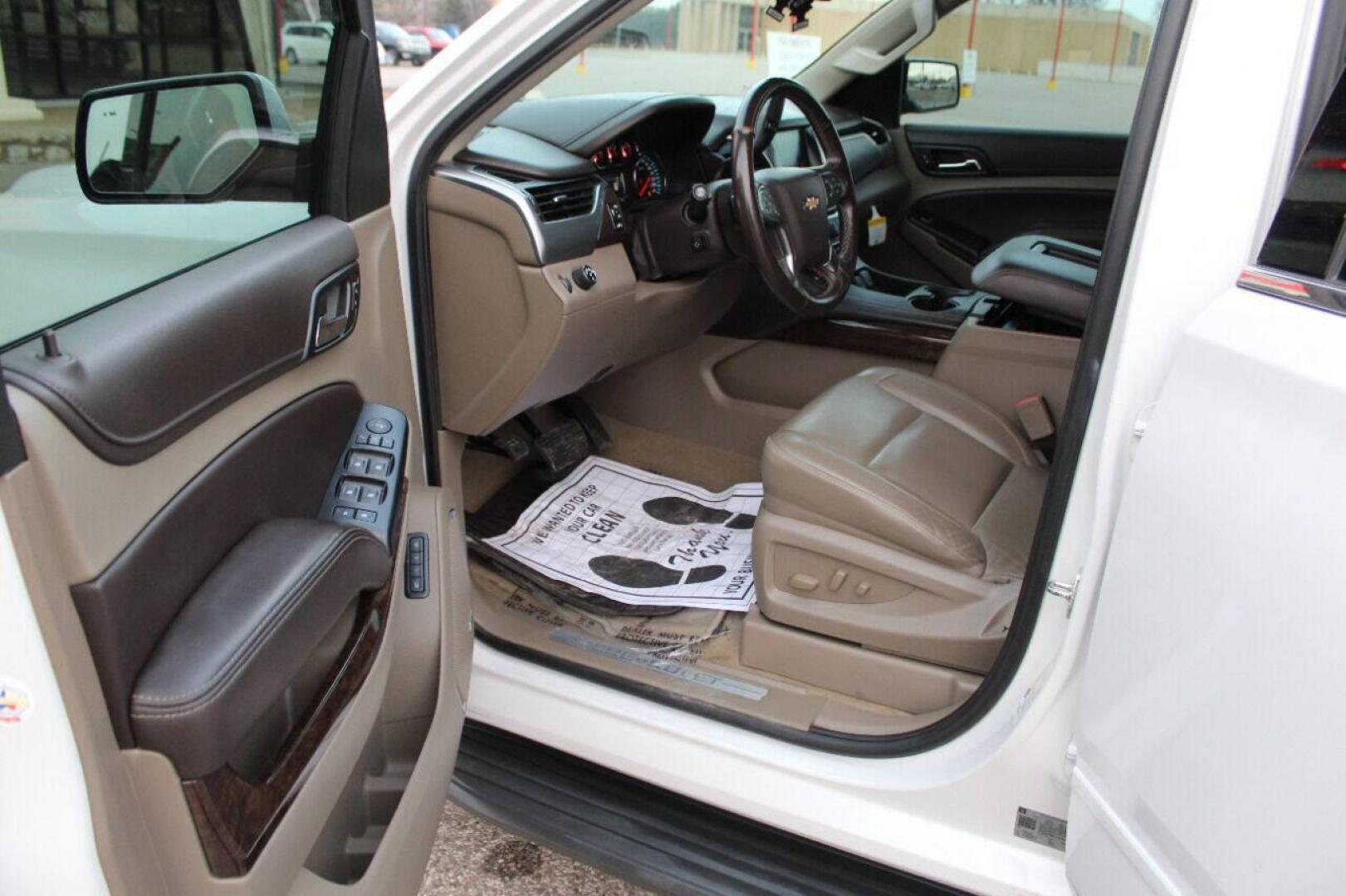 2018 White Chevrolet Tahoe LT 2WD (1GNSCBKC8JR) with an 5.3L V8 5.3L V8 engine, Automatic 6-Speed transmission, located at 4301 NW 39th , Oklahoma City, OK, 73112, (405) 949-5600, 35.512135, -97.598671 - Photo#21