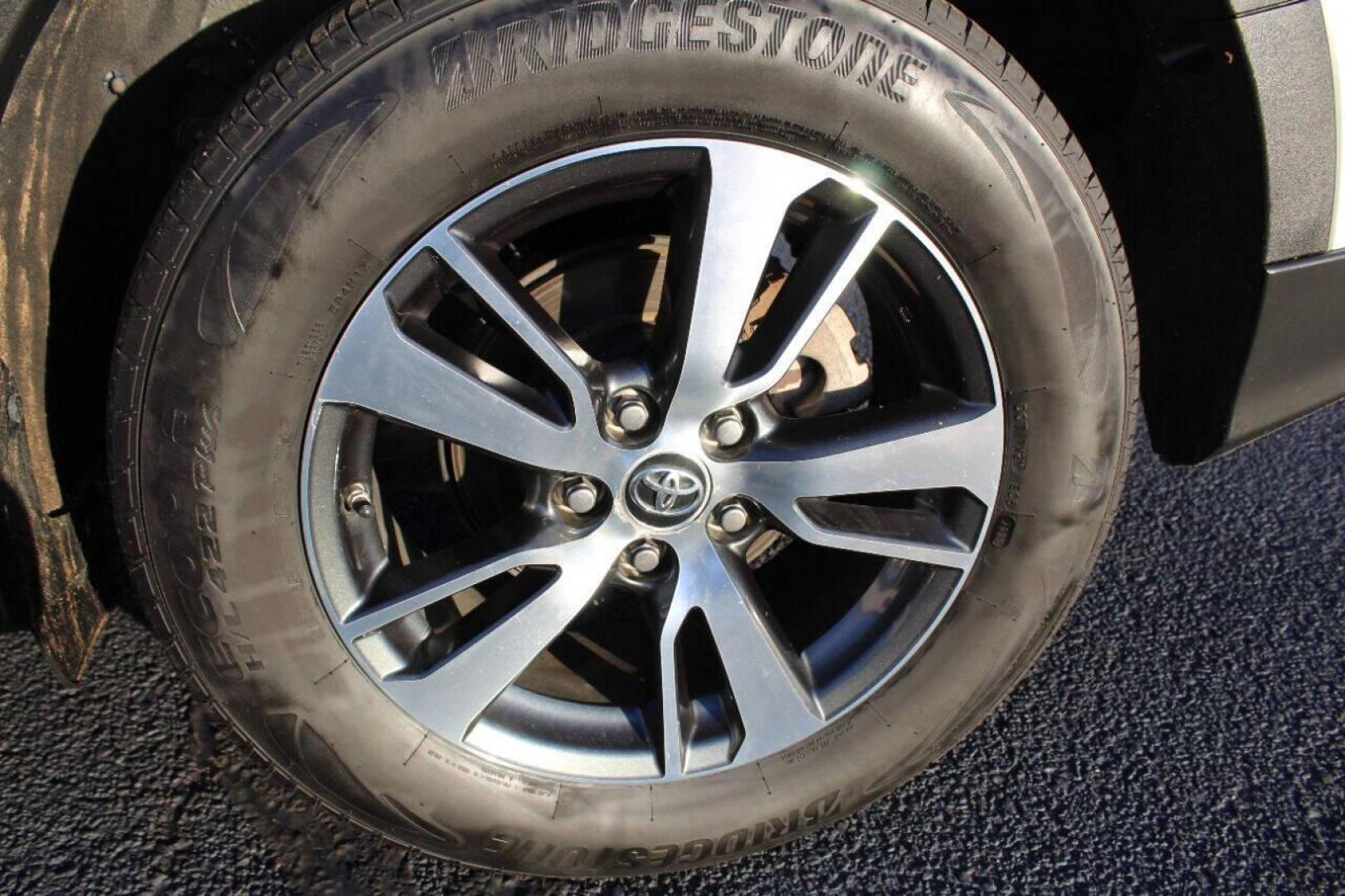 2016 White Toyota RAV4 XLE AWD (2T3RFREV1GW) with an 2.5L L4 DOHC 16V engine, 6A transmission, located at 4301 NW 39th , Oklahoma City, OK, 73112, (405) 949-5600, 35.512135, -97.598671 - NO DRIVERS LICENSE - NO FULL COVERAGE INSURANCE - NO CREDIT CHECK. COME ON OVER TO SUPERSPORTS AND TAKE A LOOK AND TEST DRIVE. PLEASE GIVE US A CALL AT (405) 949-5600. NO LICENCIA DE MANEJAR - NO SEGURO DE COBERTURA TOTAL - NO VERIFICACION DE CREDITO. POR FAVOR VENGAN A SUPERSPORTS, ECH - Photo#8