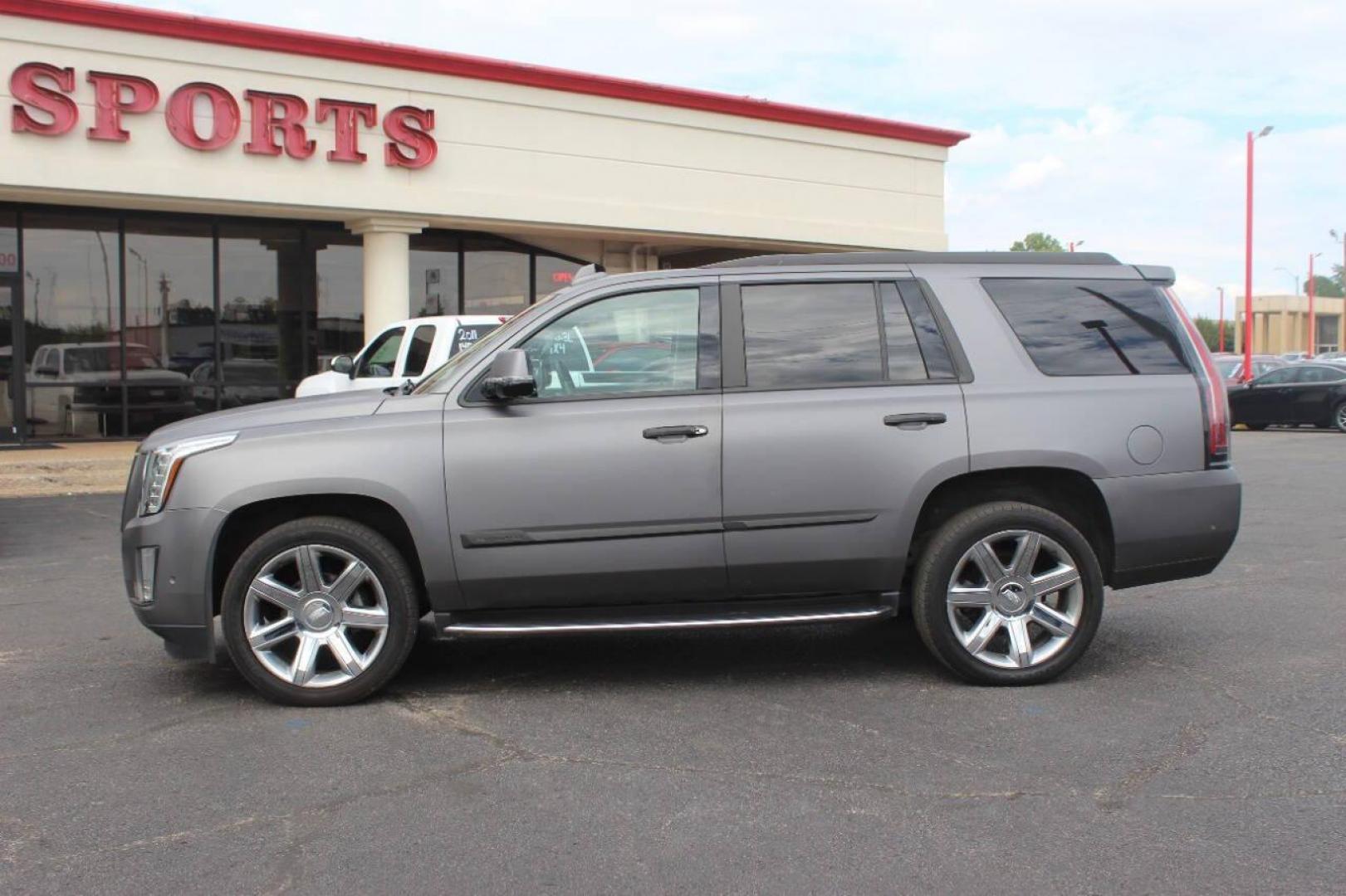 2017 Pewter Cadillac Escalade Luxury 4WD (1GYS4BKJ7HR) with an 6.2L V8 OHV 16V FFV engine, 8A transmission, located at 4301 NW 39th , Oklahoma City, OK, 73112, (405) 949-5600, 35.512135, -97.598671 - NO DRIVERS LICENCE NO-FULL COVERAGE INSURANCE-NO CREDIT CHECK. COME ON OVER TO SUPERSPORTS AND TAKE A LOOK AND TEST DRIVE. PLEASE GIVE US A CALL AT (405) 949-5600. NO LICENSIA DE MANEJAR- NO SEGURO DE COBERTURA TOTAL- NO VERIFICACCION DE CREDITO. POR FAVOR VENGAN A SUPERSPORTS, ECHE UN - Photo#6