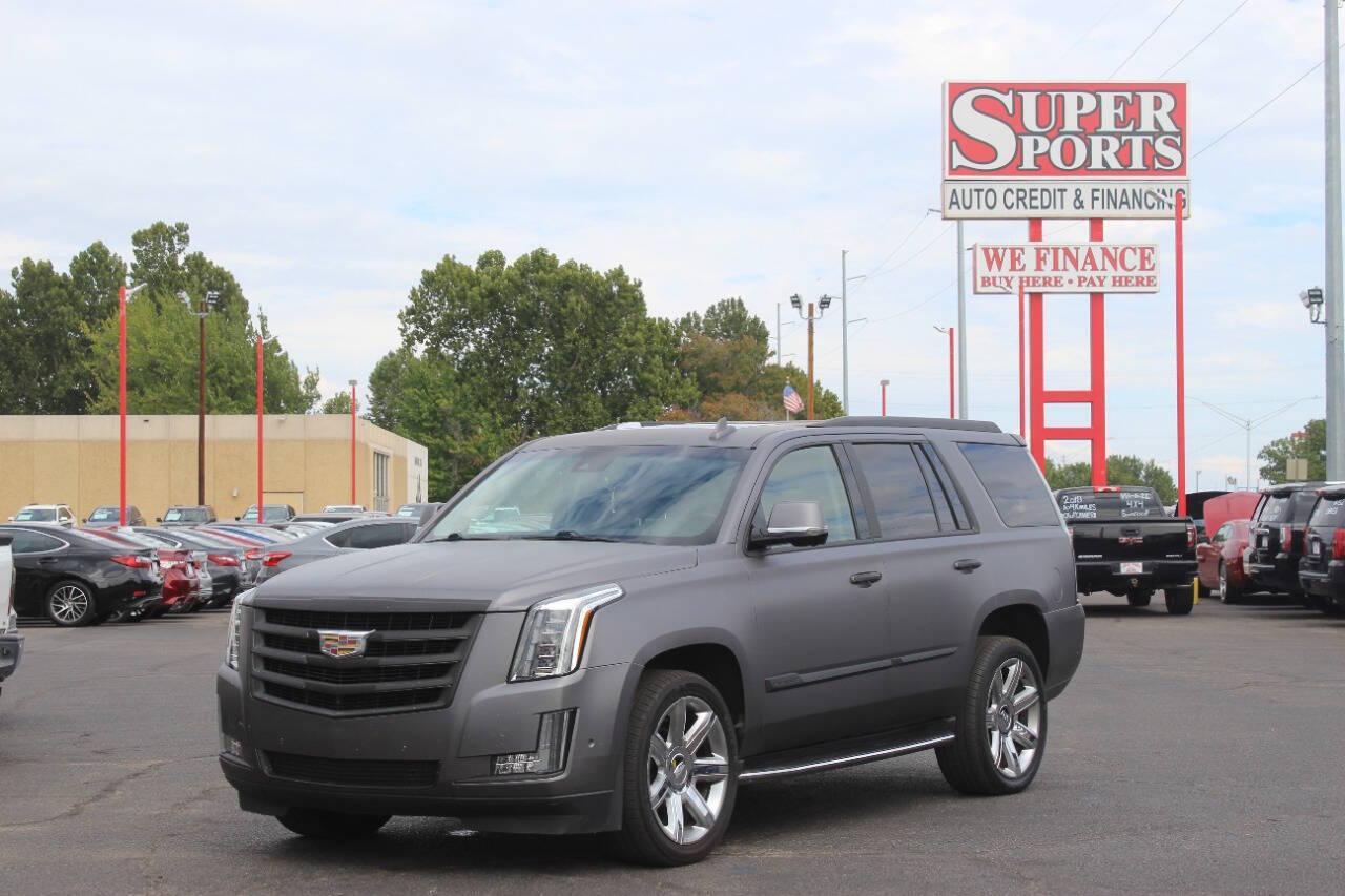 2017 Gray Cadillac Escalade Luxury 4WD (1GYS4BKJ7HR) with an 6.2L V8 OHV 16V FFV engine, 8A transmission, located at 4301 NW 39th , Oklahoma City, OK, 73112, (405) 949-5600, 35.512135, -97.598671 - NO DRIVERS LICENCE NO-FULL COVERAGE INSURANCE-NO CREDIT CHECK. COME ON OVER TO SUPERSPORTS AND TAKE A LOOK AND TEST DRIVE. PLEASE GIVE US A CALL AT (405) 949-5600. NO LICENSIA DE MANEJAR- NO SEGURO DE COBERTURA TOTAL- NO VERIFICACCION DE CREDITO. POR FAVOR VENGAN A SUPERSPORTS, ECHE UN - Photo#6