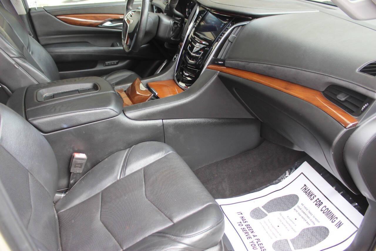 2017 Gray Cadillac Escalade Luxury 4WD (1GYS4BKJ7HR) with an 6.2L V8 OHV 16V FFV engine, 8A transmission, located at 4301 NW 39th , Oklahoma City, OK, 73112, (405) 949-5600, 35.512135, -97.598671 - NO DRIVERS LICENCE NO-FULL COVERAGE INSURANCE-NO CREDIT CHECK. COME ON OVER TO SUPERSPORTS AND TAKE A LOOK AND TEST DRIVE. PLEASE GIVE US A CALL AT (405) 949-5600. NO LICENSIA DE MANEJAR- NO SEGURO DE COBERTURA TOTAL- NO VERIFICACCION DE CREDITO. POR FAVOR VENGAN A SUPERSPORTS, ECHE UN - Photo#8