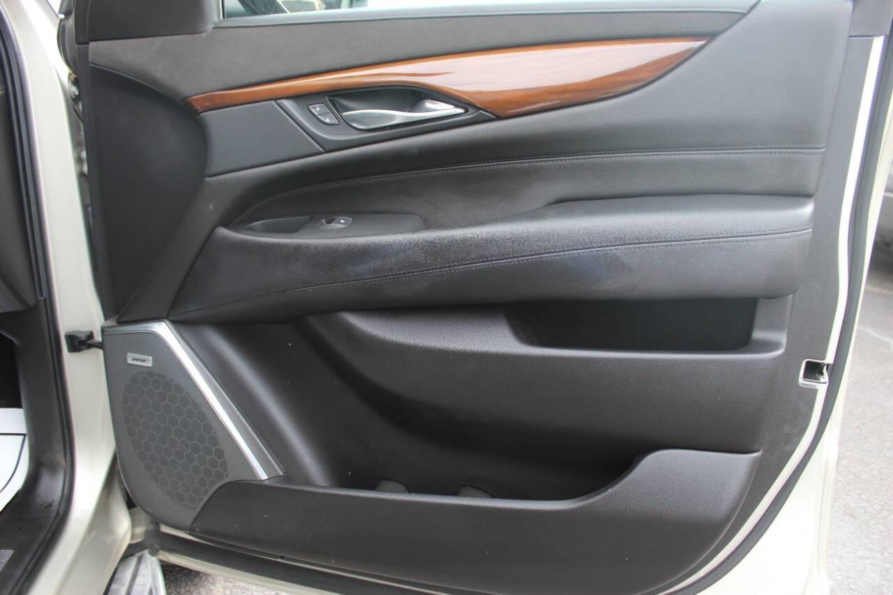 2017 Gray Cadillac Escalade Luxury 4WD (1GYS4BKJ7HR) with an 6.2L V8 OHV 16V FFV engine, 8A transmission, located at 4301 NW 39th , Oklahoma City, OK, 73112, (405) 949-5600, 35.512135, -97.598671 - NO DRIVERS LICENCE NO-FULL COVERAGE INSURANCE-NO CREDIT CHECK. COME ON OVER TO SUPERSPORTS AND TAKE A LOOK AND TEST DRIVE. PLEASE GIVE US A CALL AT (405) 949-5600. NO LICENSIA DE MANEJAR- NO SEGURO DE COBERTURA TOTAL- NO VERIFICACCION DE CREDITO. POR FAVOR VENGAN A SUPERSPORTS, ECHE UN - Photo#9