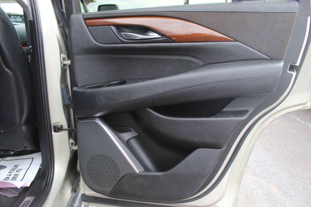 2017 Gray Cadillac Escalade Luxury 4WD (1GYS4BKJ7HR) with an 6.2L V8 OHV 16V FFV engine, 8A transmission, located at 4301 NW 39th , Oklahoma City, OK, 73112, (405) 949-5600, 35.512135, -97.598671 - NO DRIVERS LICENCE NO-FULL COVERAGE INSURANCE-NO CREDIT CHECK. COME ON OVER TO SUPERSPORTS AND TAKE A LOOK AND TEST DRIVE. PLEASE GIVE US A CALL AT (405) 949-5600. NO LICENSIA DE MANEJAR- NO SEGURO DE COBERTURA TOTAL- NO VERIFICACCION DE CREDITO. POR FAVOR VENGAN A SUPERSPORTS, ECHE UN - Photo#11