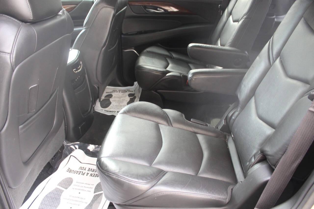 2017 Gray Cadillac Escalade Luxury 4WD (1GYS4BKJ7HR) with an 6.2L V8 OHV 16V FFV engine, 8A transmission, located at 4301 NW 39th , Oklahoma City, OK, 73112, (405) 949-5600, 35.512135, -97.598671 - NO DRIVERS LICENCE NO-FULL COVERAGE INSURANCE-NO CREDIT CHECK. COME ON OVER TO SUPERSPORTS AND TAKE A LOOK AND TEST DRIVE. PLEASE GIVE US A CALL AT (405) 949-5600. NO LICENSIA DE MANEJAR- NO SEGURO DE COBERTURA TOTAL- NO VERIFICACCION DE CREDITO. POR FAVOR VENGAN A SUPERSPORTS, ECHE UN - Photo#15