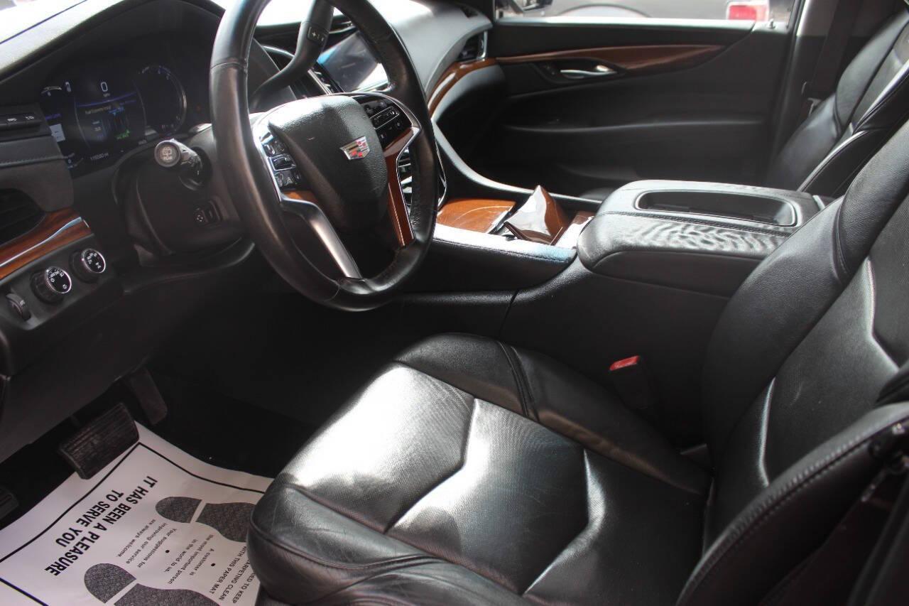 2017 Gray Cadillac Escalade Luxury 4WD (1GYS4BKJ7HR) with an 6.2L V8 OHV 16V FFV engine, 8A transmission, located at 4301 NW 39th , Oklahoma City, OK, 73112, (405) 949-5600, 35.512135, -97.598671 - NO DRIVERS LICENCE NO-FULL COVERAGE INSURANCE-NO CREDIT CHECK. COME ON OVER TO SUPERSPORTS AND TAKE A LOOK AND TEST DRIVE. PLEASE GIVE US A CALL AT (405) 949-5600. NO LICENSIA DE MANEJAR- NO SEGURO DE COBERTURA TOTAL- NO VERIFICACCION DE CREDITO. POR FAVOR VENGAN A SUPERSPORTS, ECHE UN - Photo#17