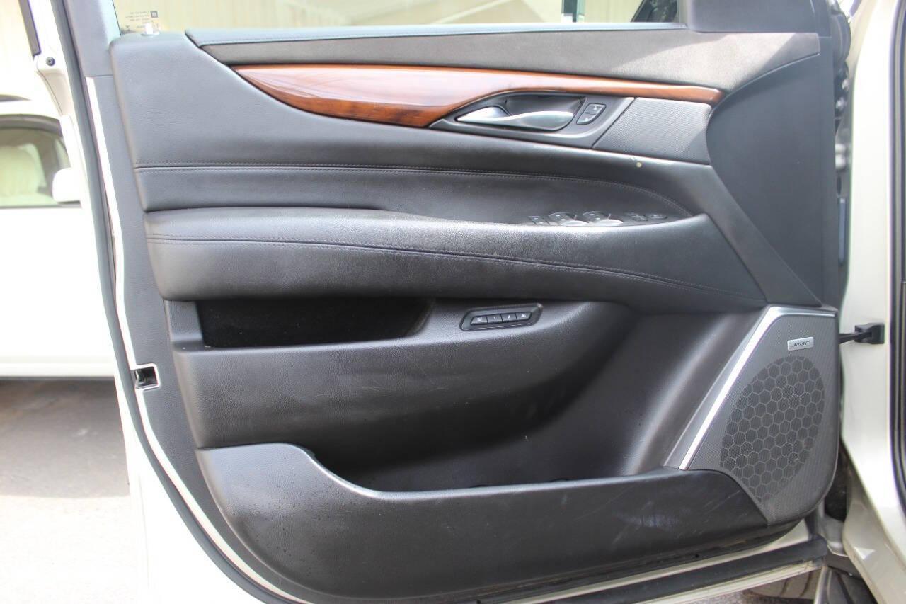 2017 Gray Cadillac Escalade Luxury 4WD (1GYS4BKJ7HR) with an 6.2L V8 OHV 16V FFV engine, 8A transmission, located at 4301 NW 39th , Oklahoma City, OK, 73112, (405) 949-5600, 35.512135, -97.598671 - NO DRIVERS LICENCE NO-FULL COVERAGE INSURANCE-NO CREDIT CHECK. COME ON OVER TO SUPERSPORTS AND TAKE A LOOK AND TEST DRIVE. PLEASE GIVE US A CALL AT (405) 949-5600. NO LICENSIA DE MANEJAR- NO SEGURO DE COBERTURA TOTAL- NO VERIFICACCION DE CREDITO. POR FAVOR VENGAN A SUPERSPORTS, ECHE UN - Photo#18