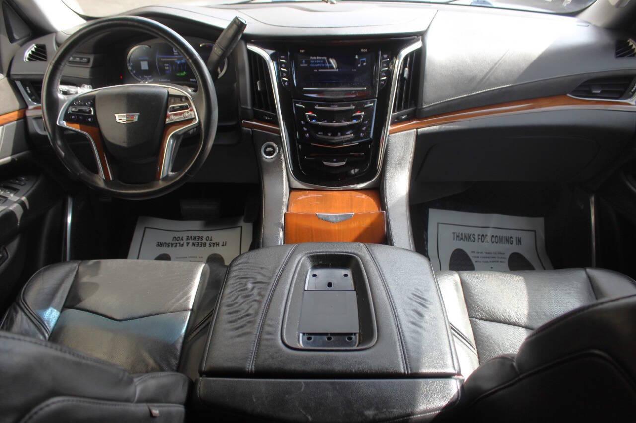 2017 Gray Cadillac Escalade Luxury 4WD (1GYS4BKJ7HR) with an 6.2L V8 OHV 16V FFV engine, 8A transmission, located at 4301 NW 39th , Oklahoma City, OK, 73112, (405) 949-5600, 35.512135, -97.598671 - NO DRIVERS LICENCE NO-FULL COVERAGE INSURANCE-NO CREDIT CHECK. COME ON OVER TO SUPERSPORTS AND TAKE A LOOK AND TEST DRIVE. PLEASE GIVE US A CALL AT (405) 949-5600. NO LICENSIA DE MANEJAR- NO SEGURO DE COBERTURA TOTAL- NO VERIFICACCION DE CREDITO. POR FAVOR VENGAN A SUPERSPORTS, ECHE UN - Photo#19