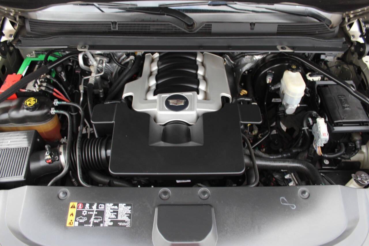 2017 Gray Cadillac Escalade Luxury 4WD (1GYS4BKJ7HR) with an 6.2L V8 OHV 16V FFV engine, 8A transmission, located at 4301 NW 39th , Oklahoma City, OK, 73112, (405) 949-5600, 35.512135, -97.598671 - NO DRIVERS LICENCE NO-FULL COVERAGE INSURANCE-NO CREDIT CHECK. COME ON OVER TO SUPERSPORTS AND TAKE A LOOK AND TEST DRIVE. PLEASE GIVE US A CALL AT (405) 949-5600. NO LICENSIA DE MANEJAR- NO SEGURO DE COBERTURA TOTAL- NO VERIFICACCION DE CREDITO. POR FAVOR VENGAN A SUPERSPORTS, ECHE UN - Photo#7