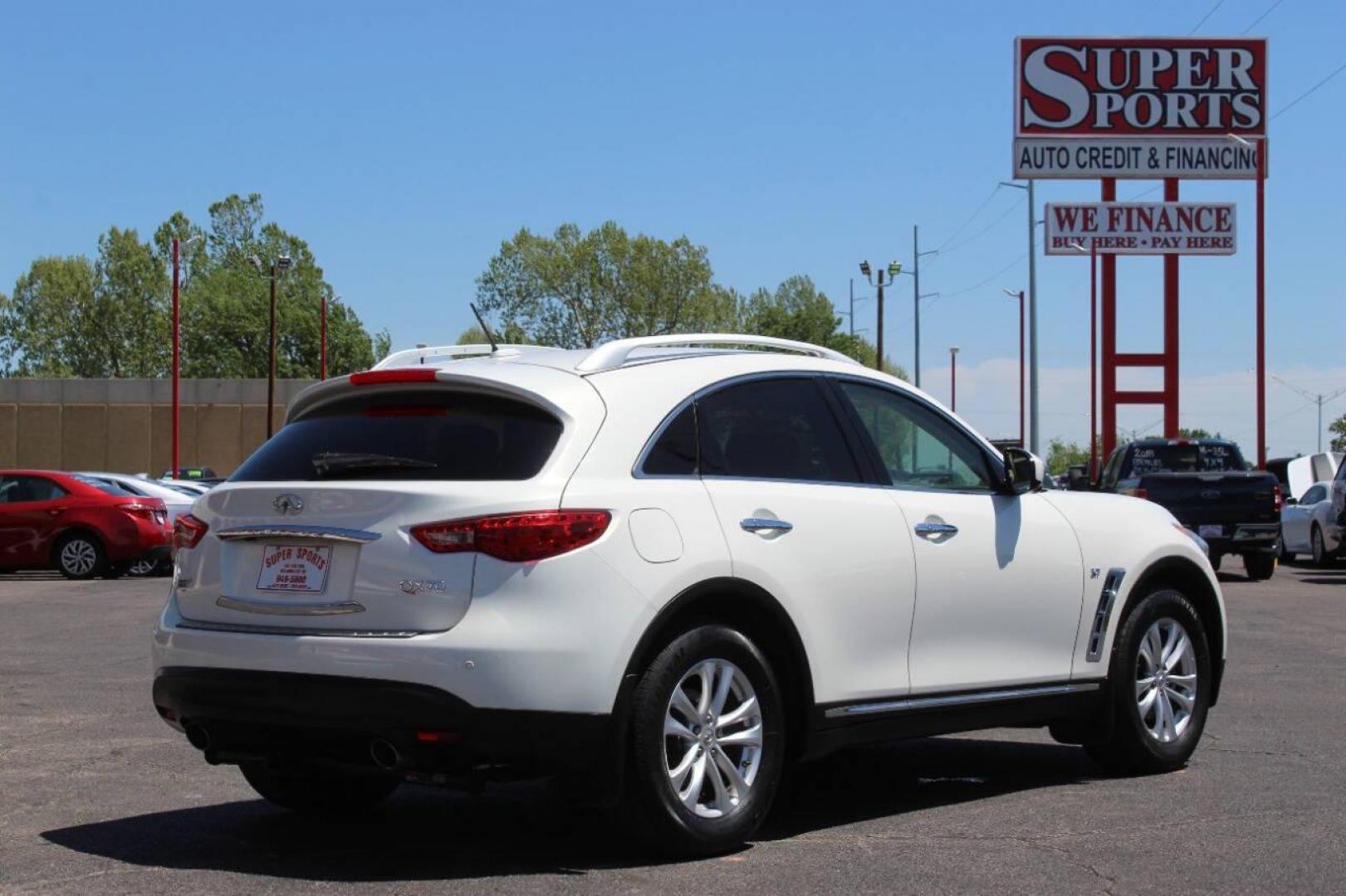 2015 White Infiniti QX70 Base (JN8CS1MU7FM) with an 3.7L V6 DOHC 24V engine, 7-Speed Automatic transmission, located at 4301 NW 39th , Oklahoma City, OK, 73112, (405) 949-5600, 35.512135, -97.598671 - NO DRIVERS LICENCE NO-FULL COVERAGE INSURANCE-NO CREDIT CHECK. COME ON OVER TO SUPERSPORTS AND TAKE A LOOK AND TEST DRIVE. PLEASE GIVE US A CALL AT (405) 949-5600. NO LICENSIA DE MANEJAR- NO SEGURO DE COBERTURA TOTAL- NO VERIFICACCION DE CREDITO. POR FAVOR VENGAN A SUPERSPORTS, ECHE UN - Photo#4