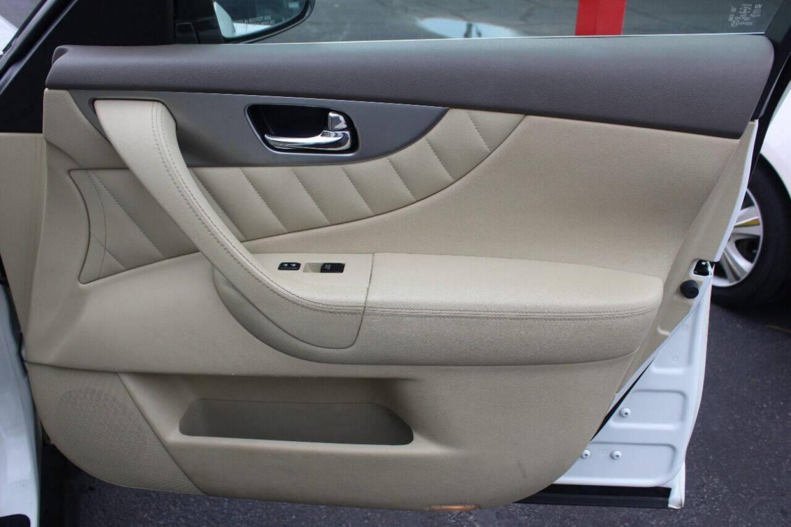 2015 White Infiniti QX70 Base (JN8CS1MU7FM) with an 3.7L V6 DOHC 24V engine, 7-Speed Automatic transmission, located at 4301 NW 39th , Oklahoma City, OK, 73112, (405) 949-5600, 35.512135, -97.598671 - NO DRIVERS LICENCE NO-FULL COVERAGE INSURANCE-NO CREDIT CHECK. COME ON OVER TO SUPERSPORTS AND TAKE A LOOK AND TEST DRIVE. PLEASE GIVE US A CALL AT (405) 949-5600. NO LICENSIA DE MANEJAR- NO SEGURO DE COBERTURA TOTAL- NO VERIFICACCION DE CREDITO. POR FAVOR VENGAN A SUPERSPORTS, ECHE UN - Photo#10