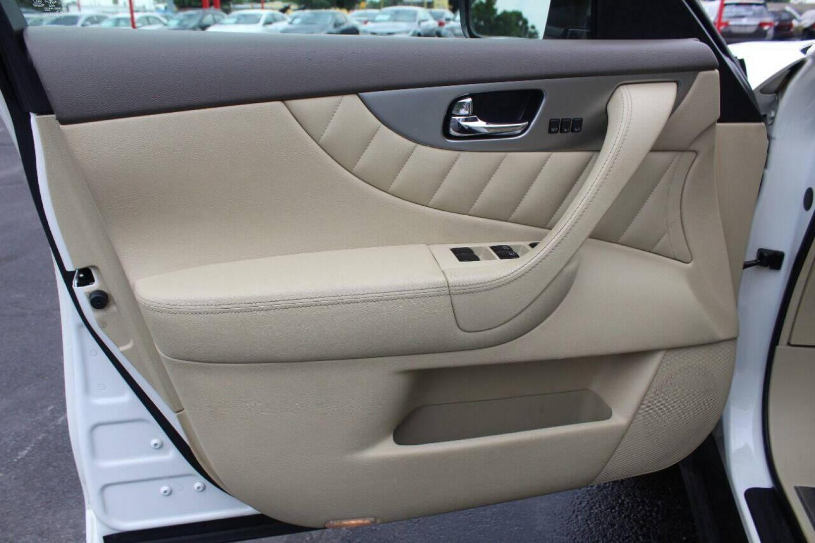 2015 White Infiniti QX70 Base (JN8CS1MU7FM) with an 3.7L V6 DOHC 24V engine, 7-Speed Automatic transmission, located at 4301 NW 39th , Oklahoma City, OK, 73112, (405) 949-5600, 35.512135, -97.598671 - NO DRIVERS LICENCE NO-FULL COVERAGE INSURANCE-NO CREDIT CHECK. COME ON OVER TO SUPERSPORTS AND TAKE A LOOK AND TEST DRIVE. PLEASE GIVE US A CALL AT (405) 949-5600. NO LICENSIA DE MANEJAR- NO SEGURO DE COBERTURA TOTAL- NO VERIFICACCION DE CREDITO. POR FAVOR VENGAN A SUPERSPORTS, ECHE UN - Photo#17
